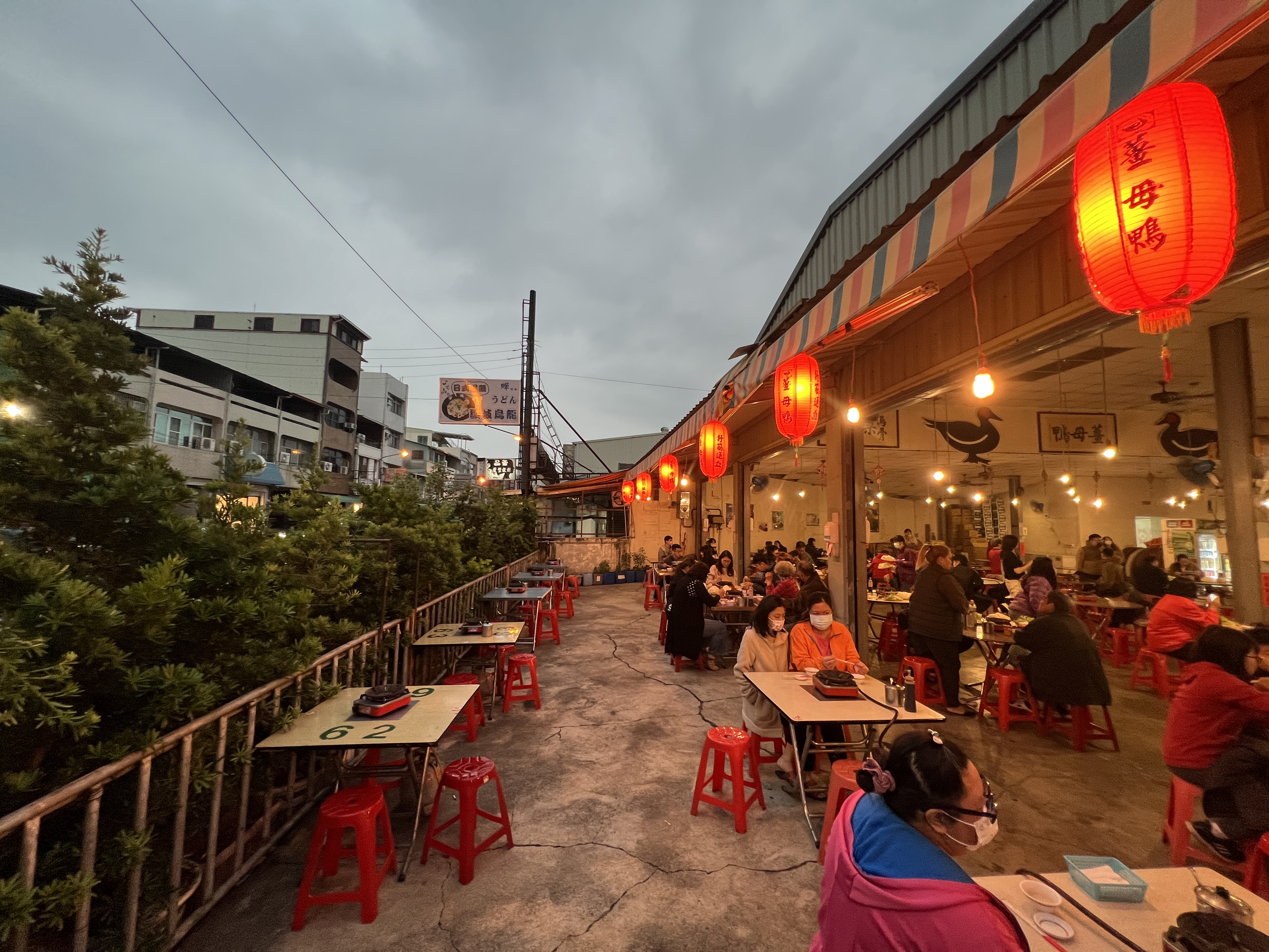 餐廳後方還闢有一處露天用餐區。