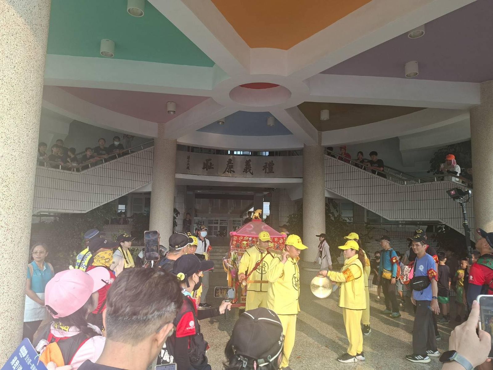 粉紅超跑衝進校園停「這4字」前! 信眾大讚:在教做人基本道理「不忘初心」