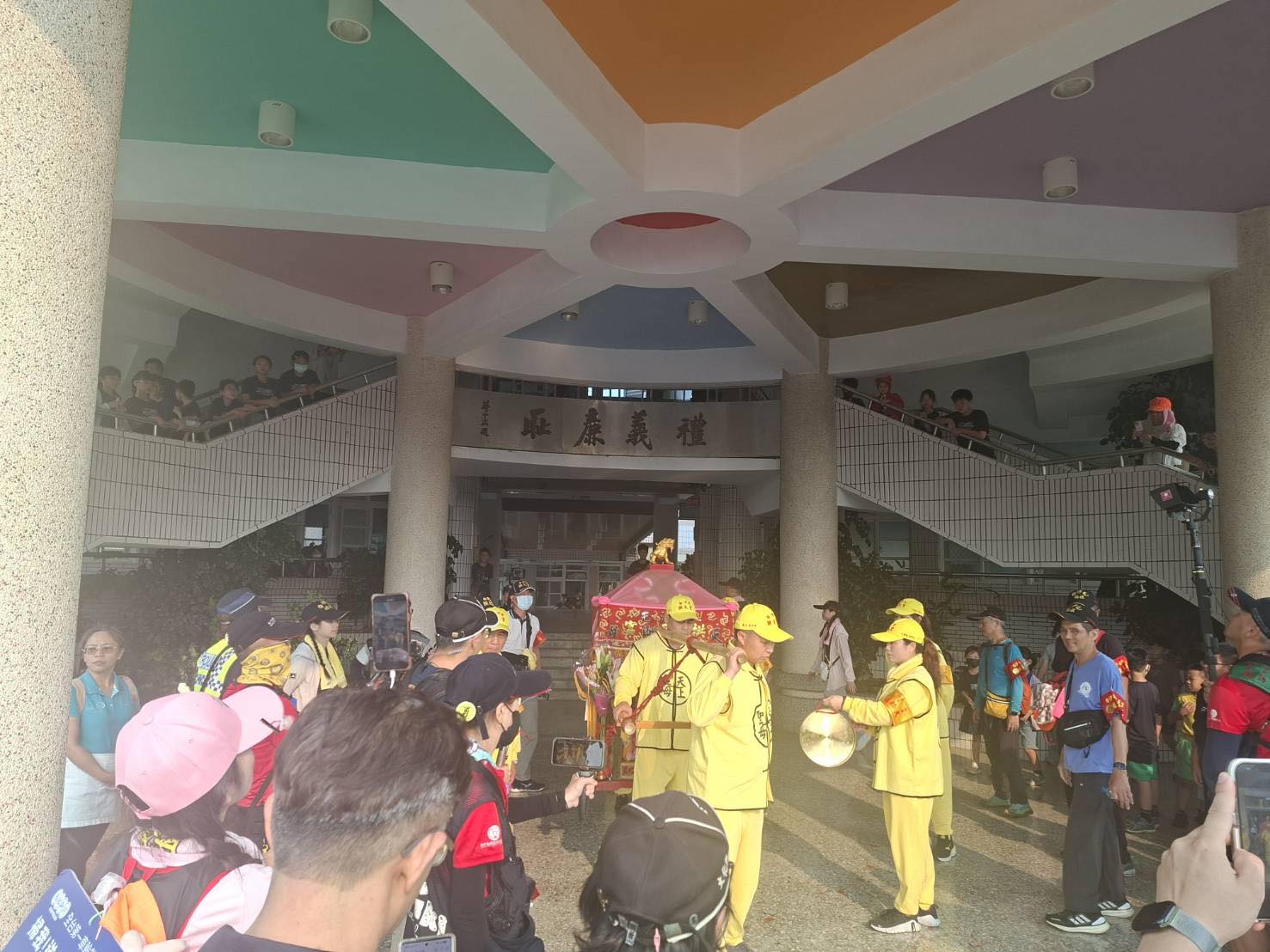 粉紅超跑衝進校園停「這4字」前！　信眾大讚：在教做人基本道理「不忘初心」