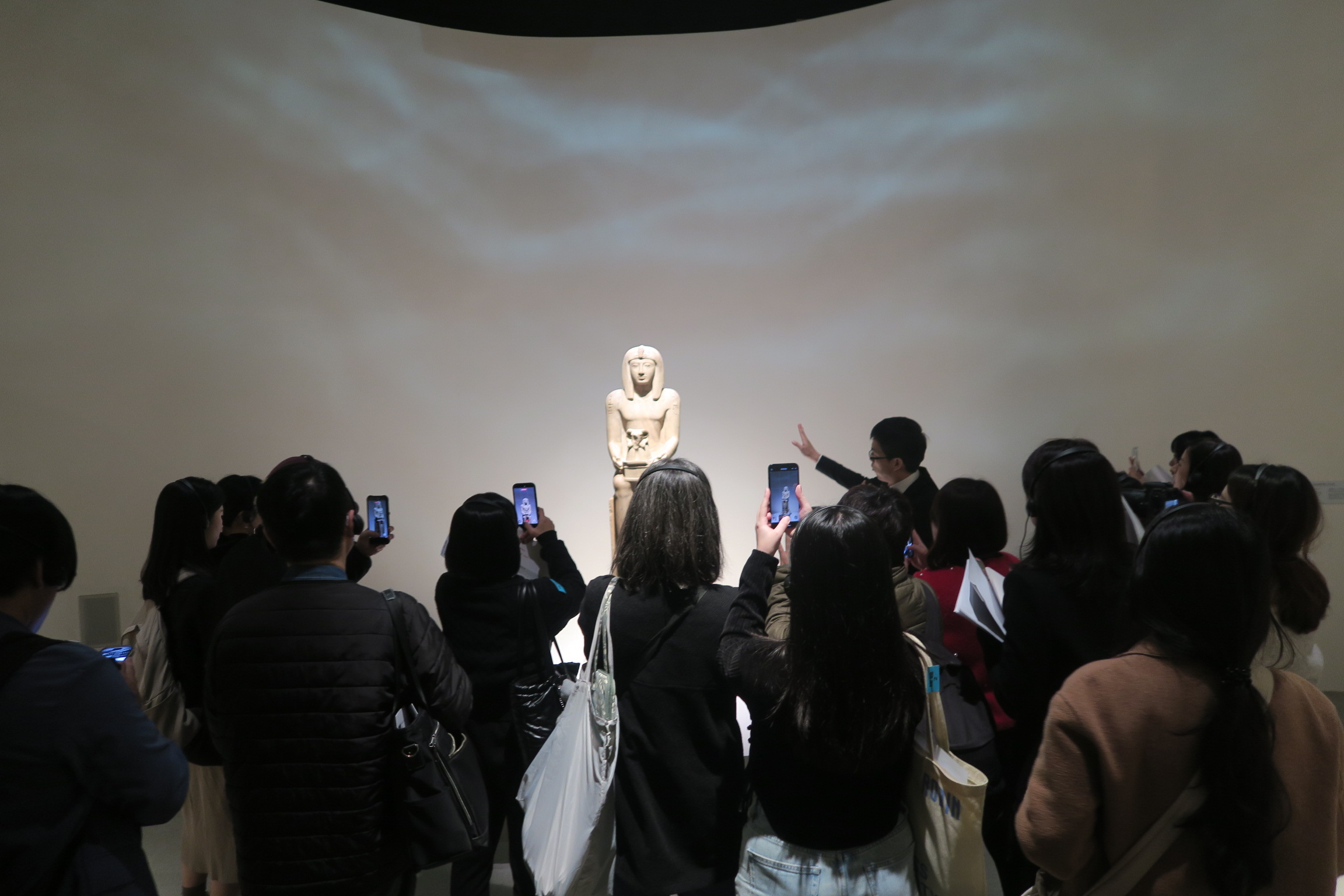 一進場，所有人都擠在「塞提二世王權坐像」前拍照，這是大英博物館保存最完整的法老雕像，製作日期約在西元前1200～1194年。