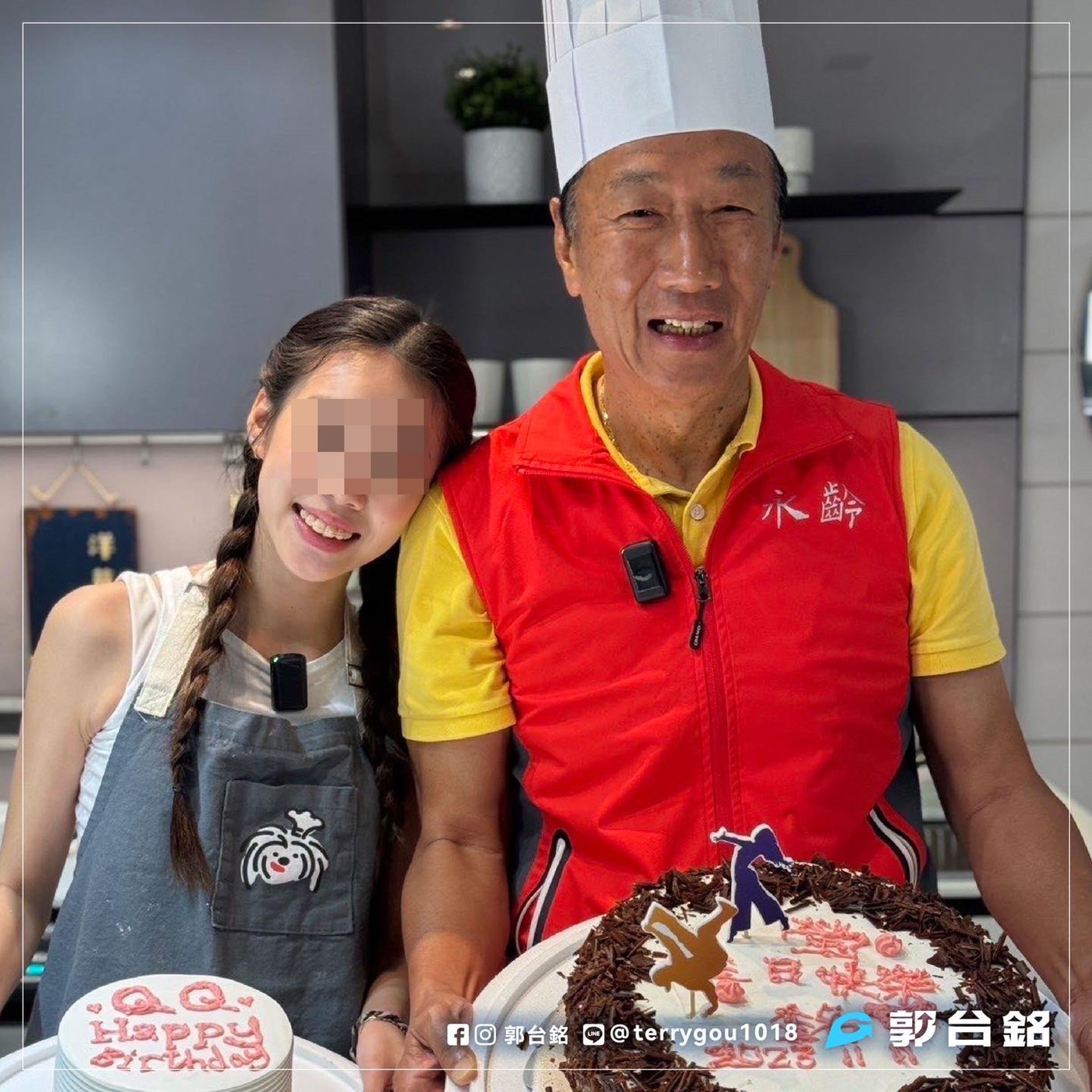 郭台銘和女兒妞妞,當時一起做蛋糕為曾馨瑩慶生。(翻攝郭台銘IG)