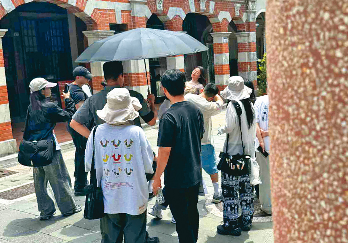 身為桃園人的舒華,擔任桃園市觀光大使,低調現身當地景點拍廣告。(讀者提供)