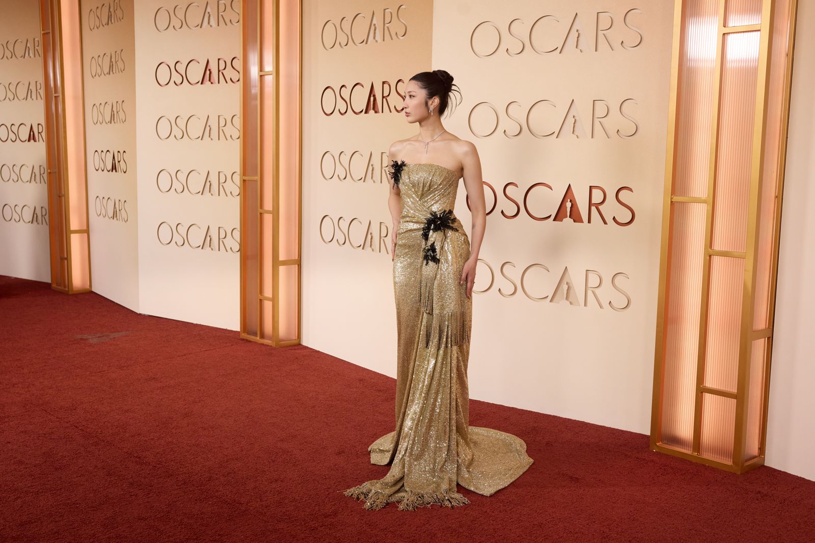 《Kpop獵魔女團》幕後代唱的EJAE也是穿露肩禮服，這件Dior訂製款金色長裙有著非常細的流蘇亮片，真的是非常「Golden」。（Etienne Laurent攝／The Academy提供）