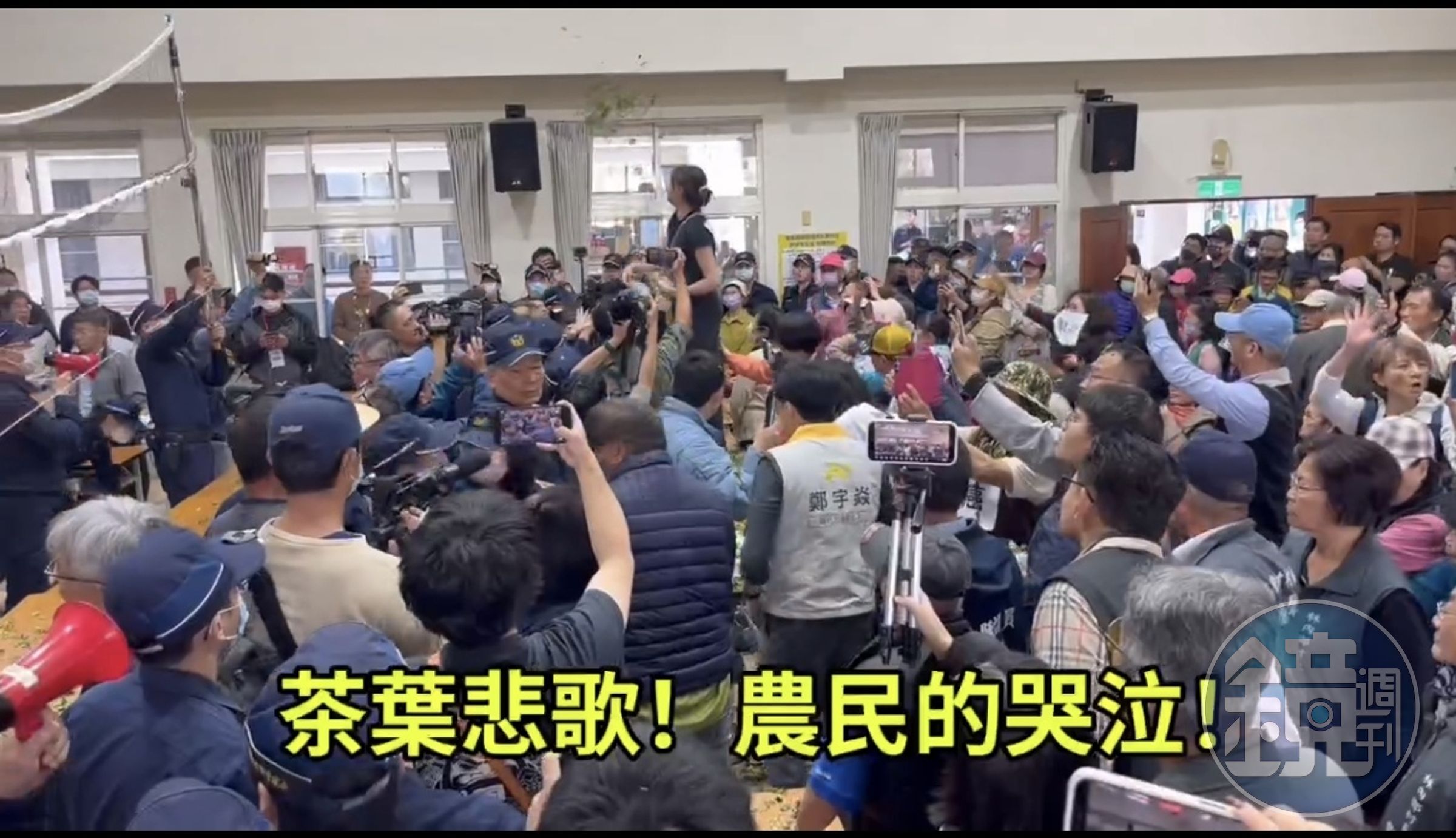 自救會成員控訴南投縣政府環評不公,於現場撒茶菁抗議。(讀者提供)
