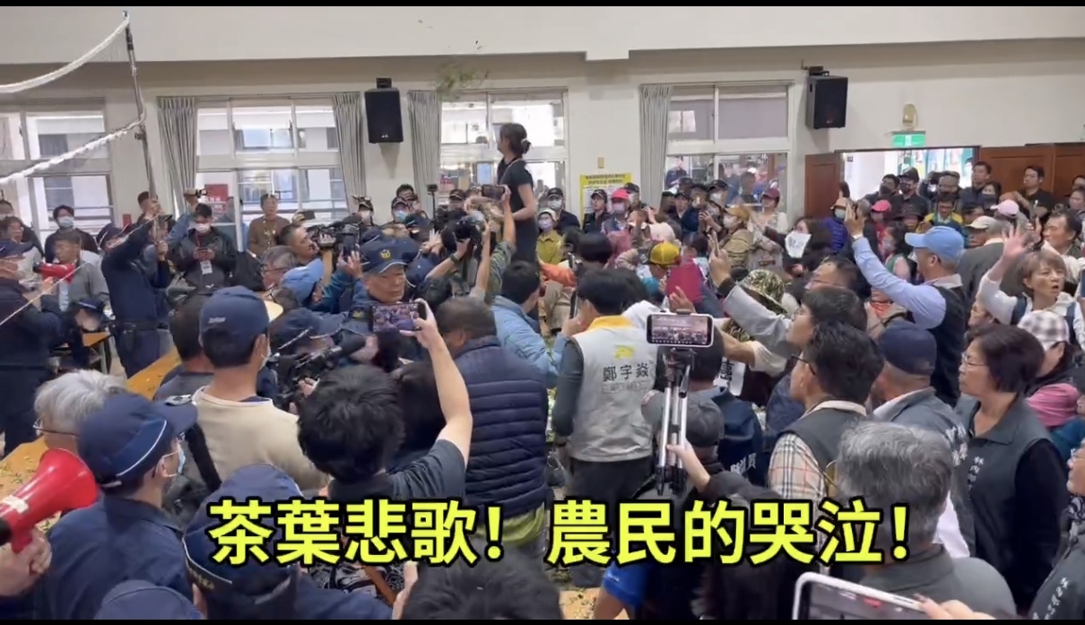 自救會成員控訴南投縣政府環評不公，於現場撒茶菁抗議。（讀者提供）