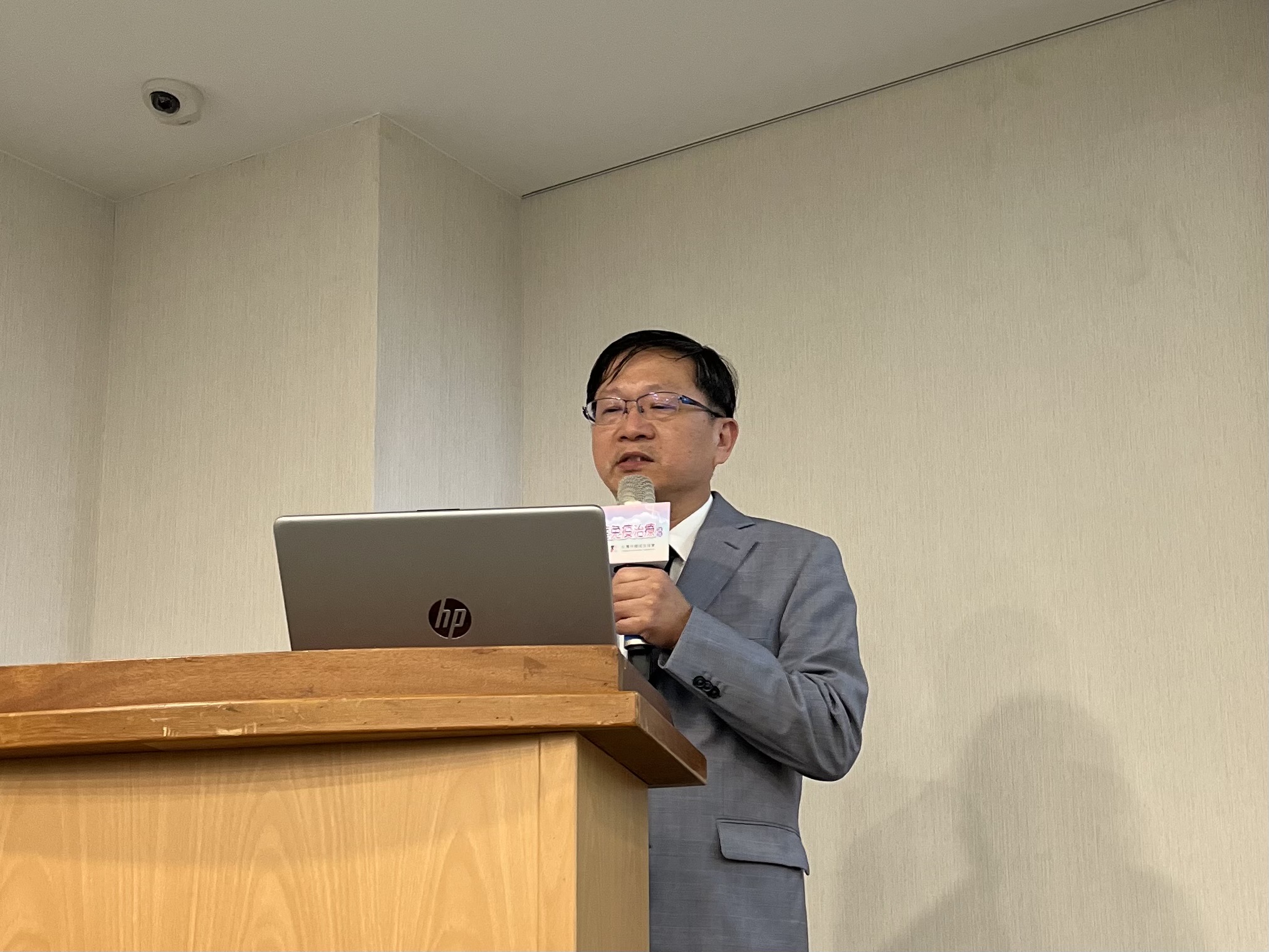 中國醫藥大學夏德椿主任強調，免疫藥物合併化療是國際標準的無腫瘤基因突變肺腺癌的第一線治療，健保給付應加速接軌，減輕病人的負擔。