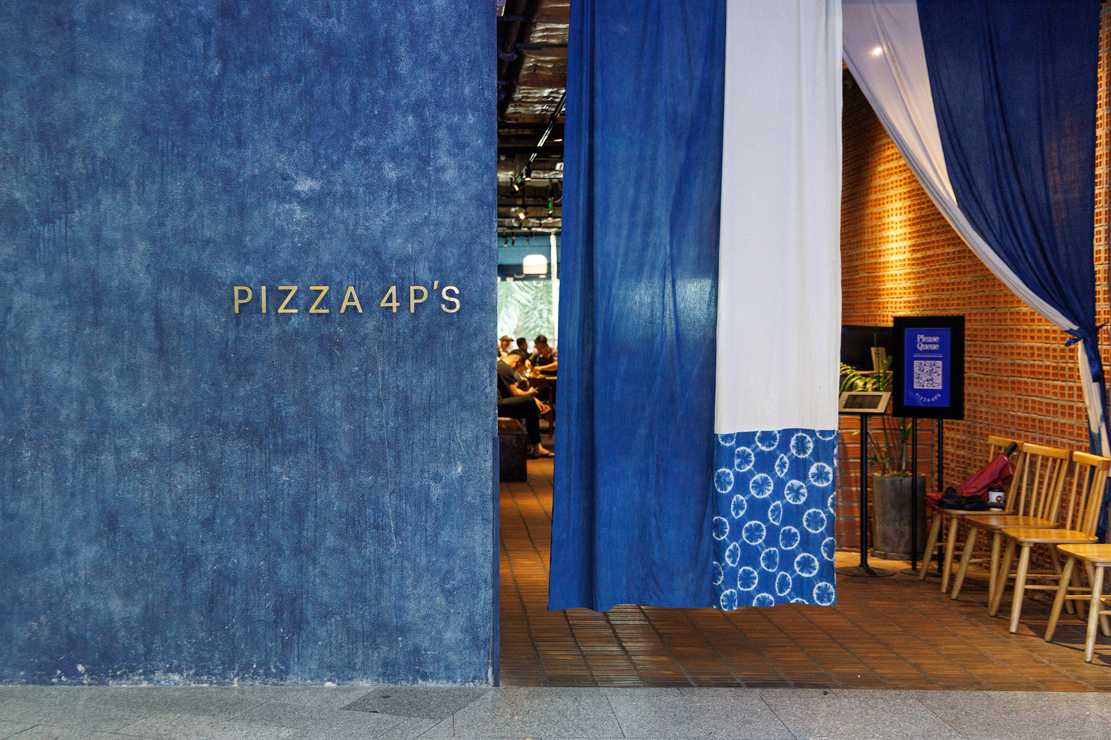 「Pizza 4P's」是來自日本的Masuko Yosuke與妻子一 起創辦的披薩餐廳，以美食傳達幸福與和平的理念。