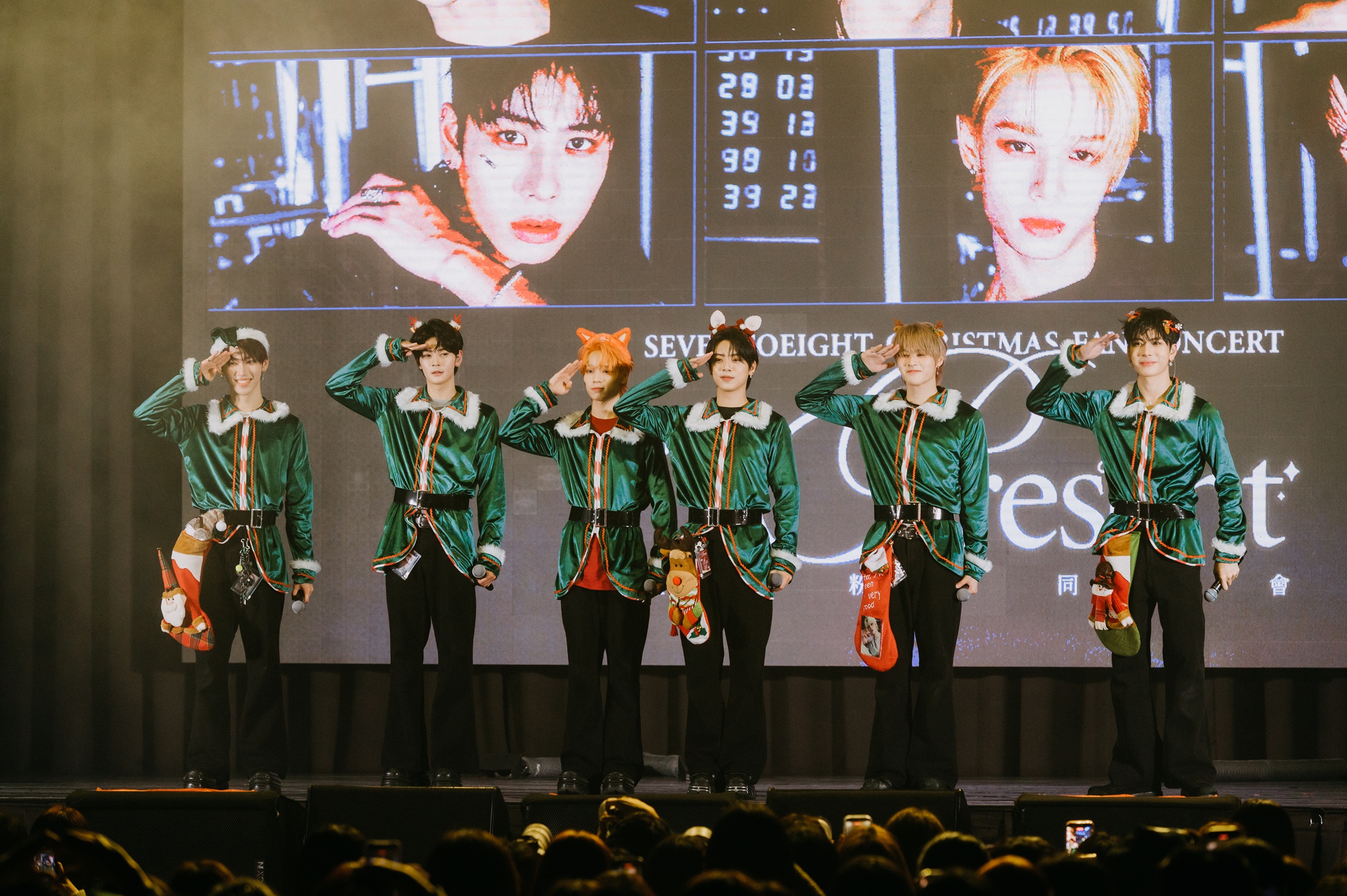 728 SEVENTOEIGHT隊長麒文（中）與成員美祥M（右二）明年上半年高唱從軍樂。（天空娛樂提供）