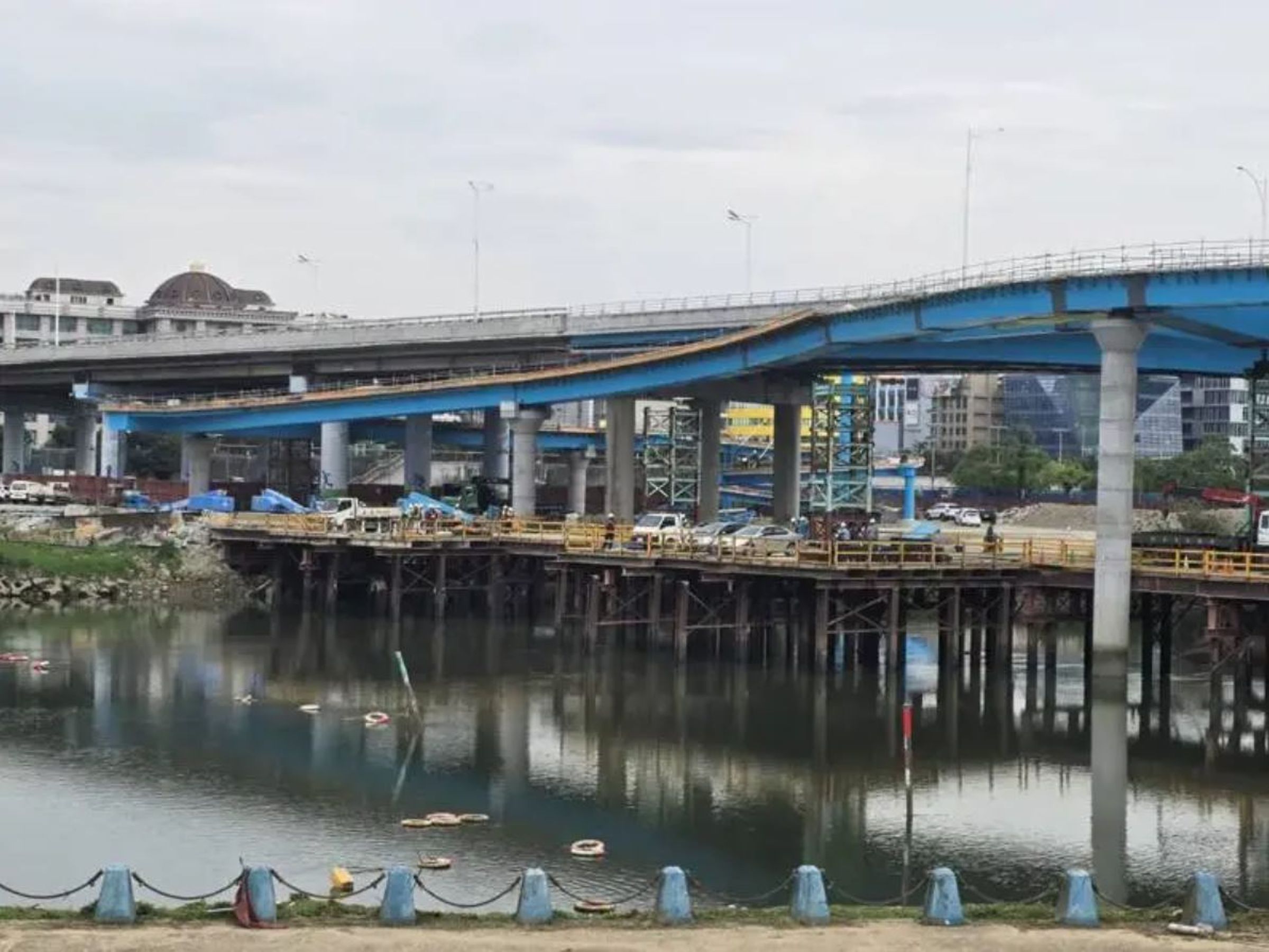 北市民權大橋改建工程今日下午發生墜河意外，導致2名工人送醫。（翻攝畫面）
