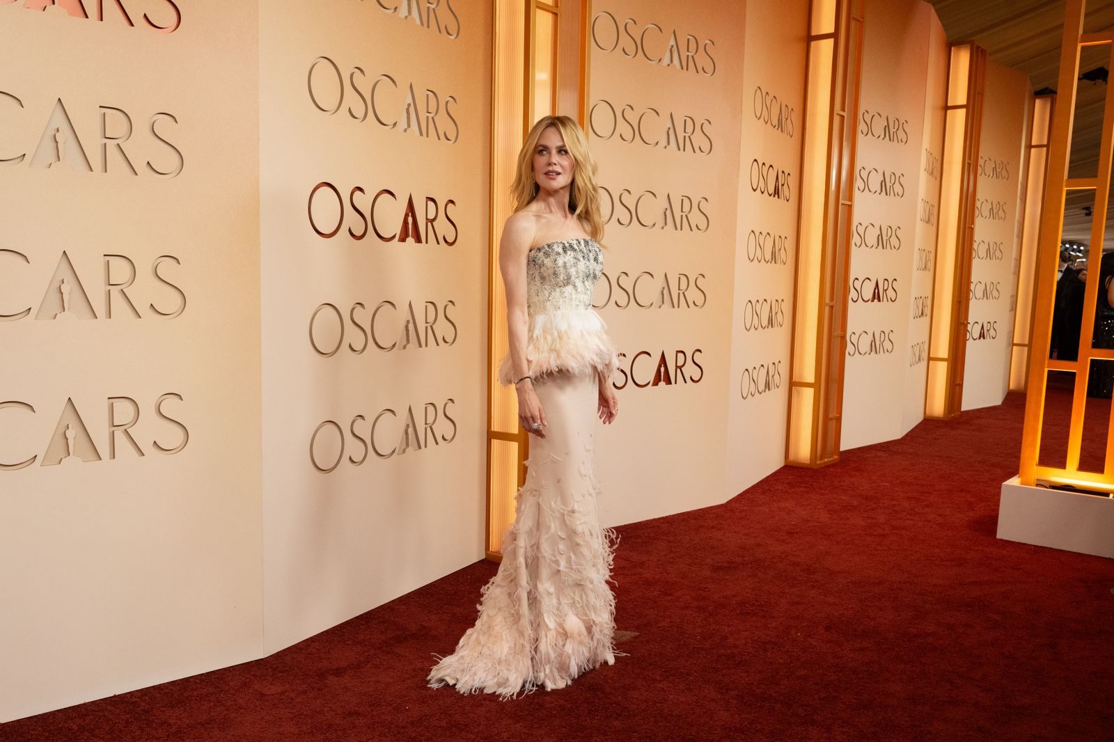 入圍最佳女主角的潔西巴克利，選穿香奈兒的晚禮服，這件衣服的靈感，是取材葛莉斯凱莉在1956年出席奧斯卡的服裝，上半身的深紅色凸顯露出的肩膀。（Etienne Laurent攝／The Academy提供）