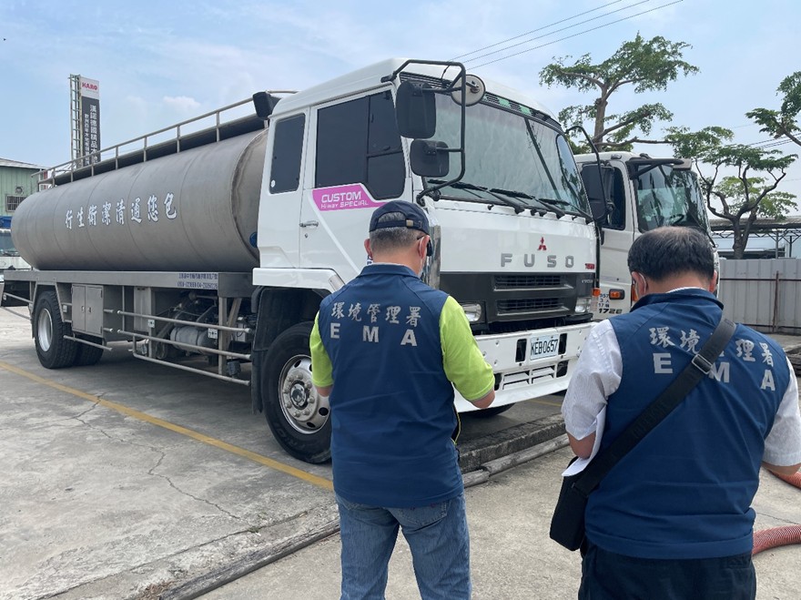 全國首例變價拍賣偵查中水肥車合計814萬元。（中檢提供）