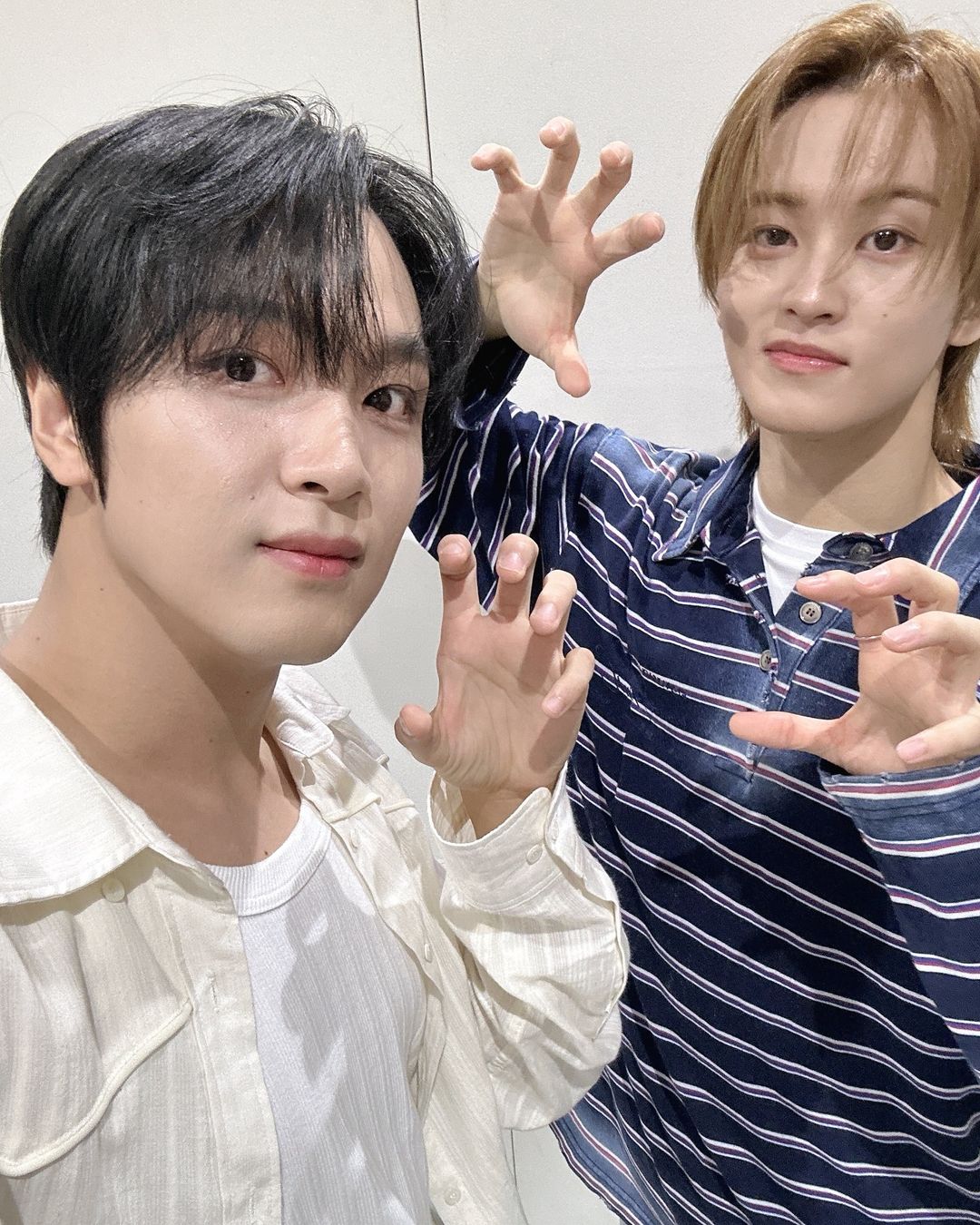 NCT127成員MARK(右)、楷燦將以視訊方式在其他日期參與簽售。(網路圖片)