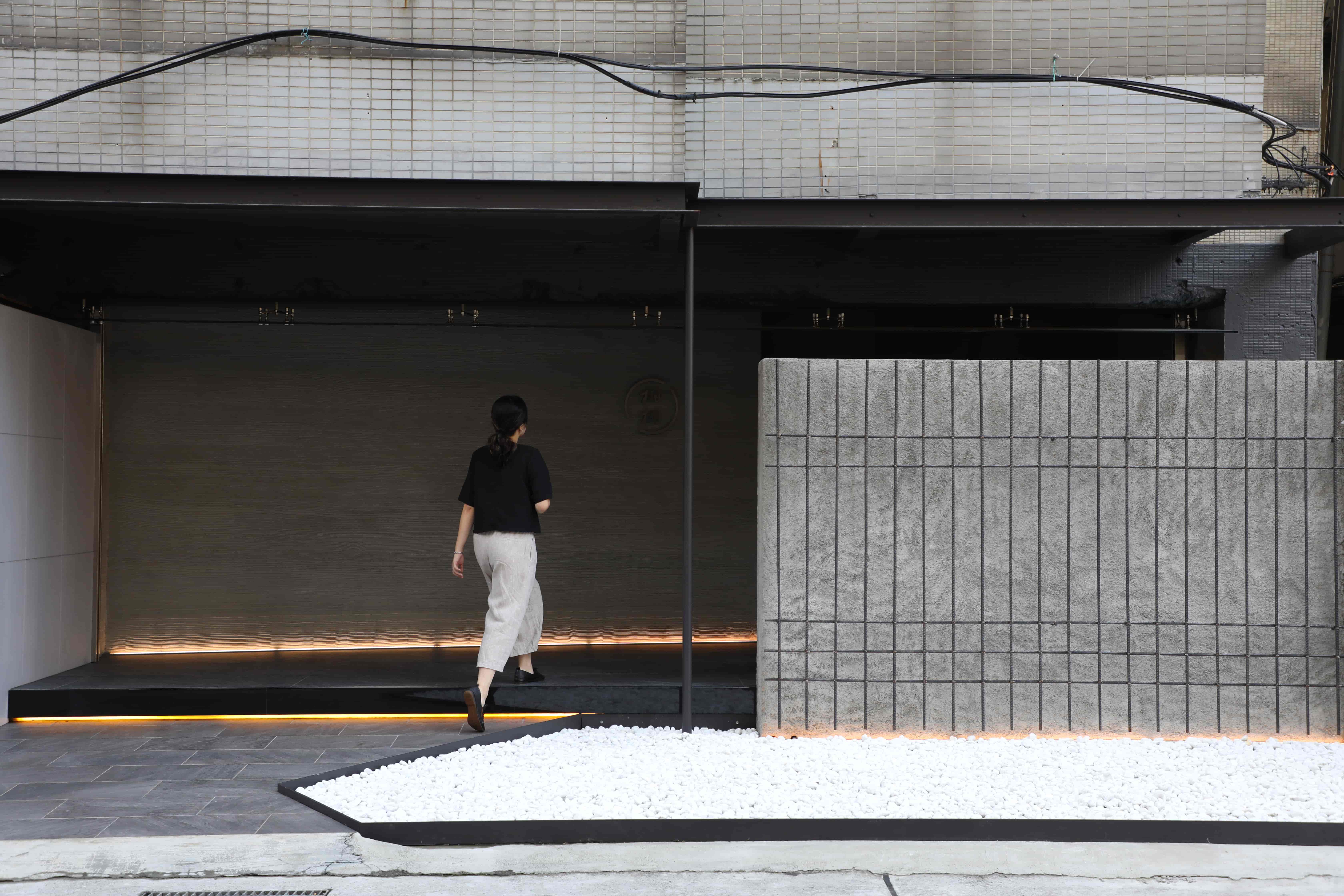 「栩栩 OMAKASE」的店外觀超低調，差點不小心擦身而過。