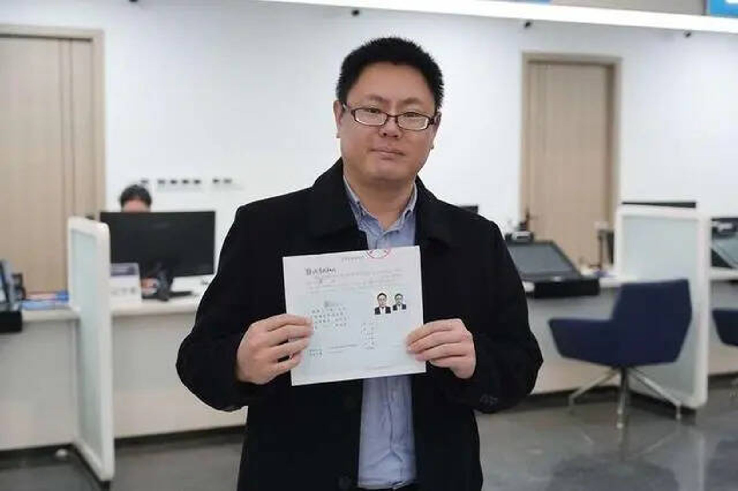 台灣民眾張立齊持有中國大陸核發的台灣居民定居證，遭到陸委會廢止台灣身分。（翻攝自網路）