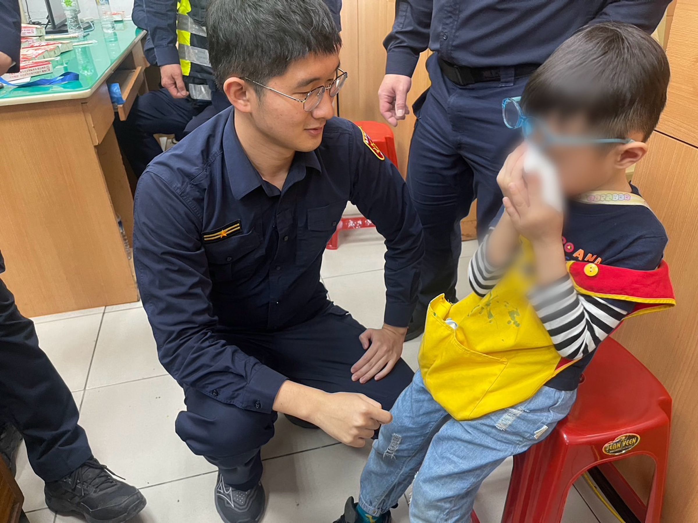 6歲男童在台北燈節與家人走散,警方在警局安撫他的情緒。(翻攝畫面)