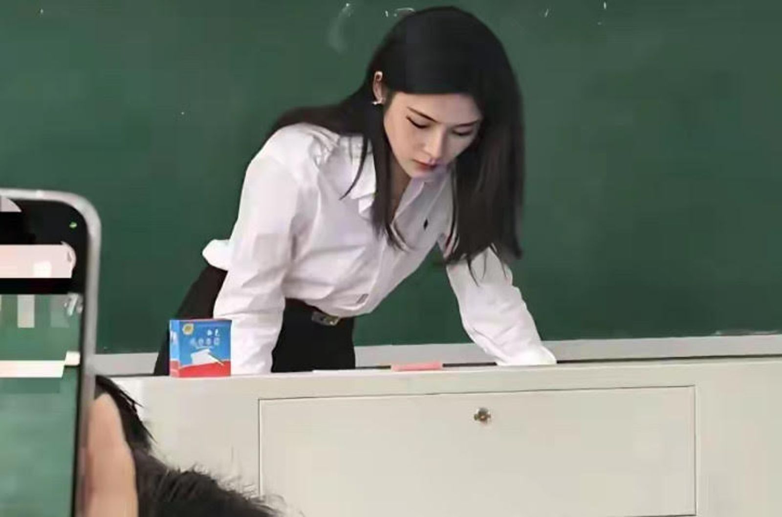 有片/「最美女師」掀網友論戰!31歲副教授上課影片外流遭吐槽:準備帶貨?