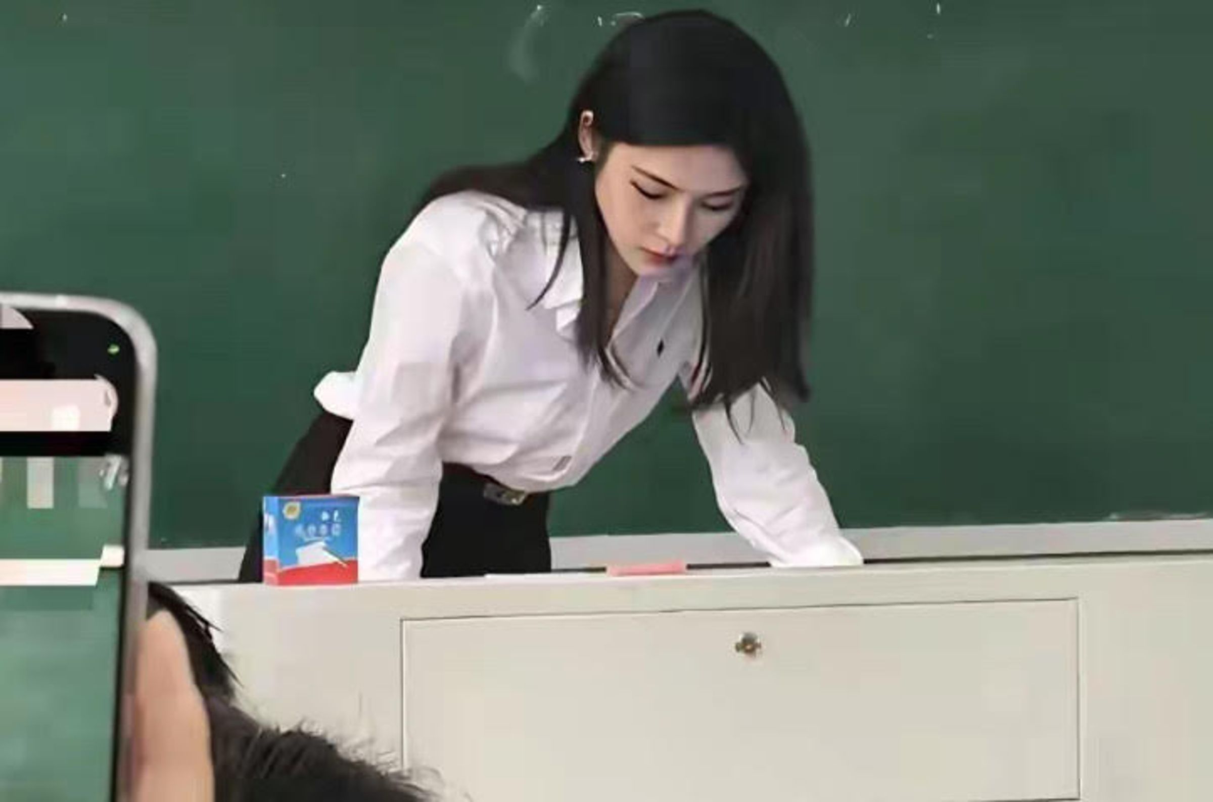 湖南第一師範學院副教授黃藍紫上課影片外流，被網友稱讚才貌兼備。（翻攝微博）