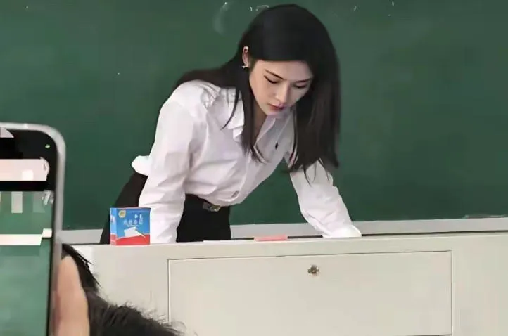 有片／「最美女師」掀網友論戰！31歲副教授上課影片外流遭吐槽：準備帶貨？