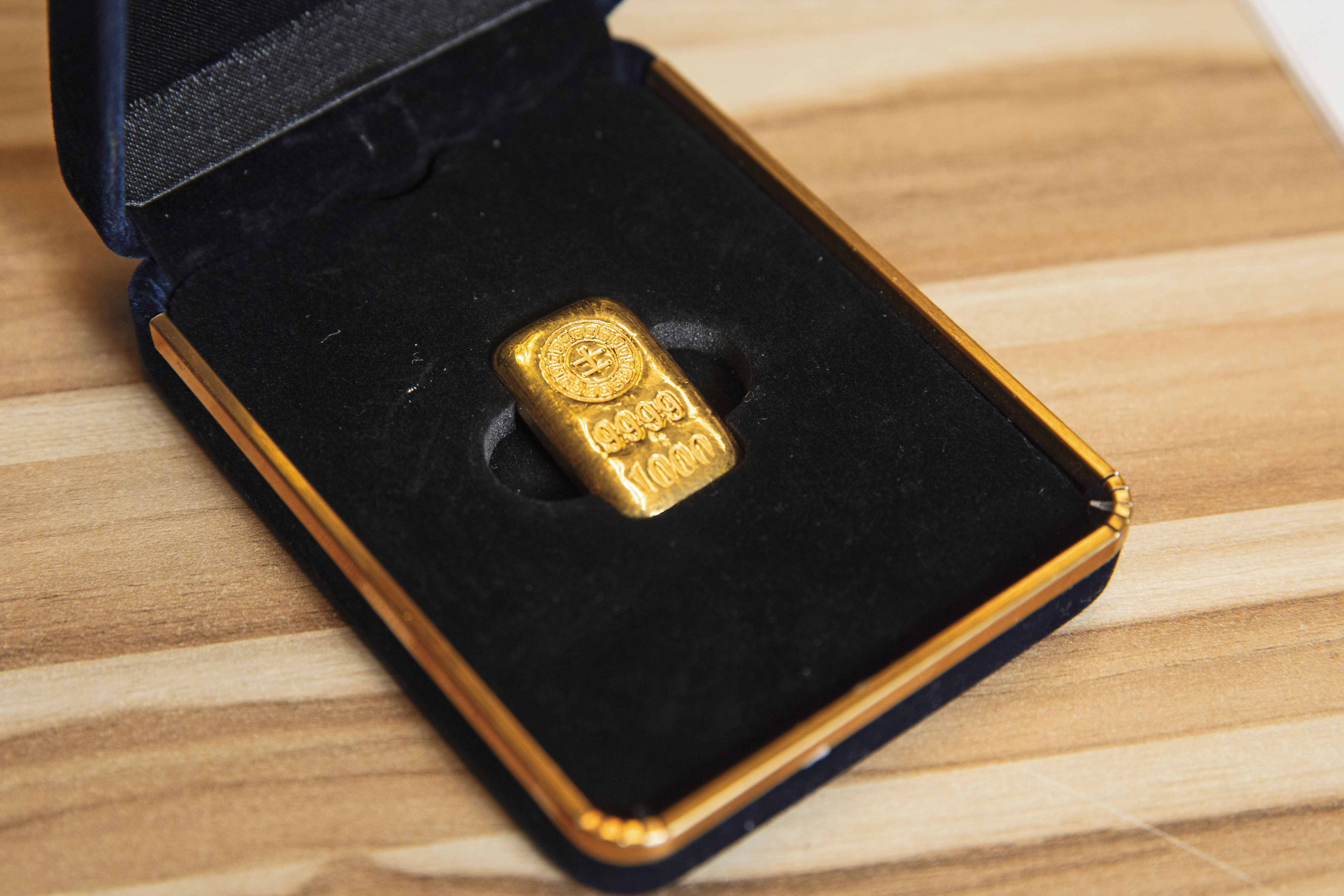 張琨琳買進保值的黃金,再拿去質借投資。圖為他在統一超商買入的一台兩黃金。