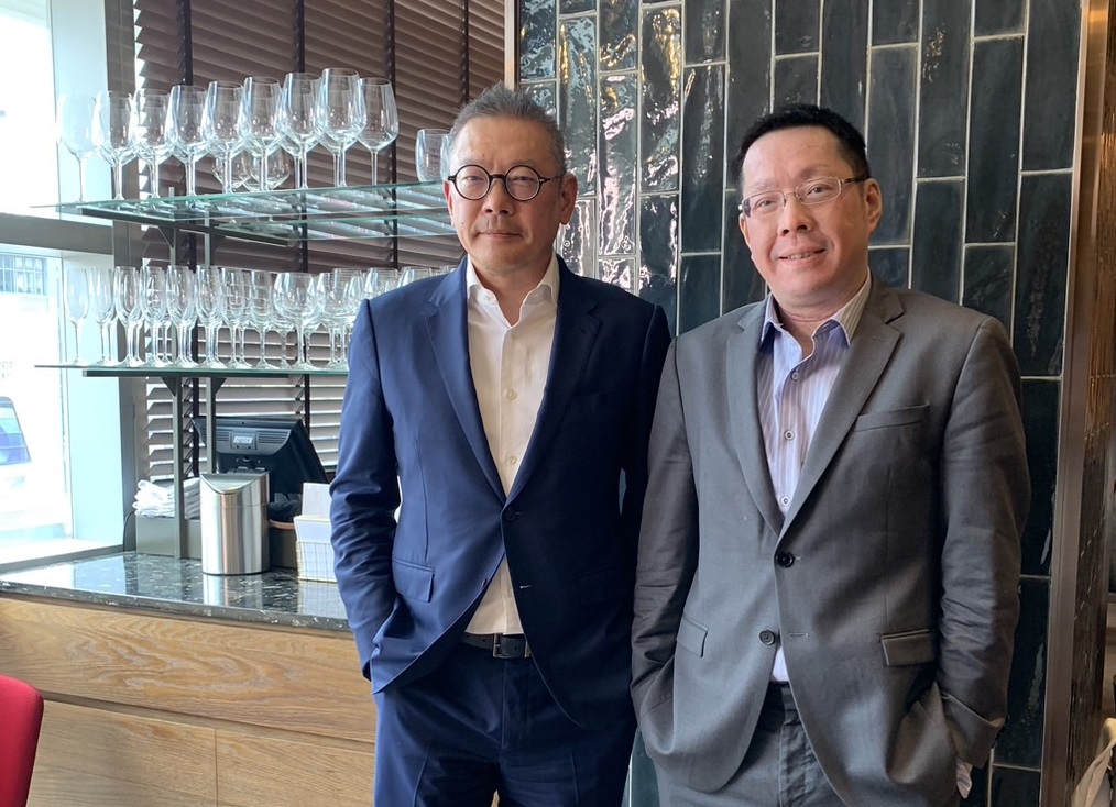 吳昕陽（左）說上半年業績不如預期，但年營收千億元目標不變。