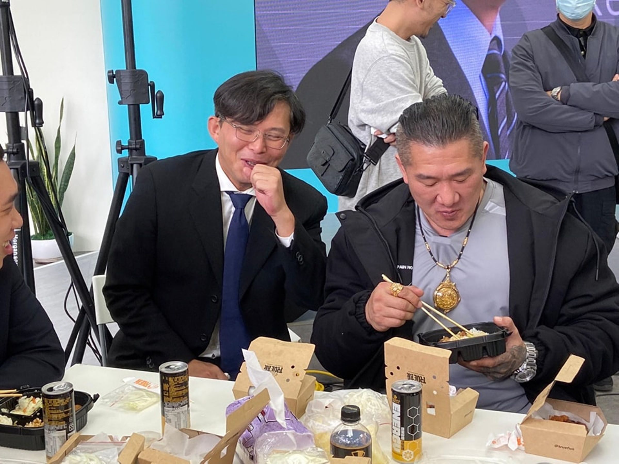 「館長」陳之漢遭毀滅式爆料後，自稱便當店業績成長3倍，Cheap昨po文直呼「這是業配？」（翻攝飆捍臉書粉專）