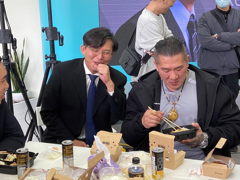 「館長」陳之漢遭毀滅式爆料後，自稱便當店業績成長3倍，Cheap昨po文直呼「這是業配？」（翻攝飆捍臉書粉專）