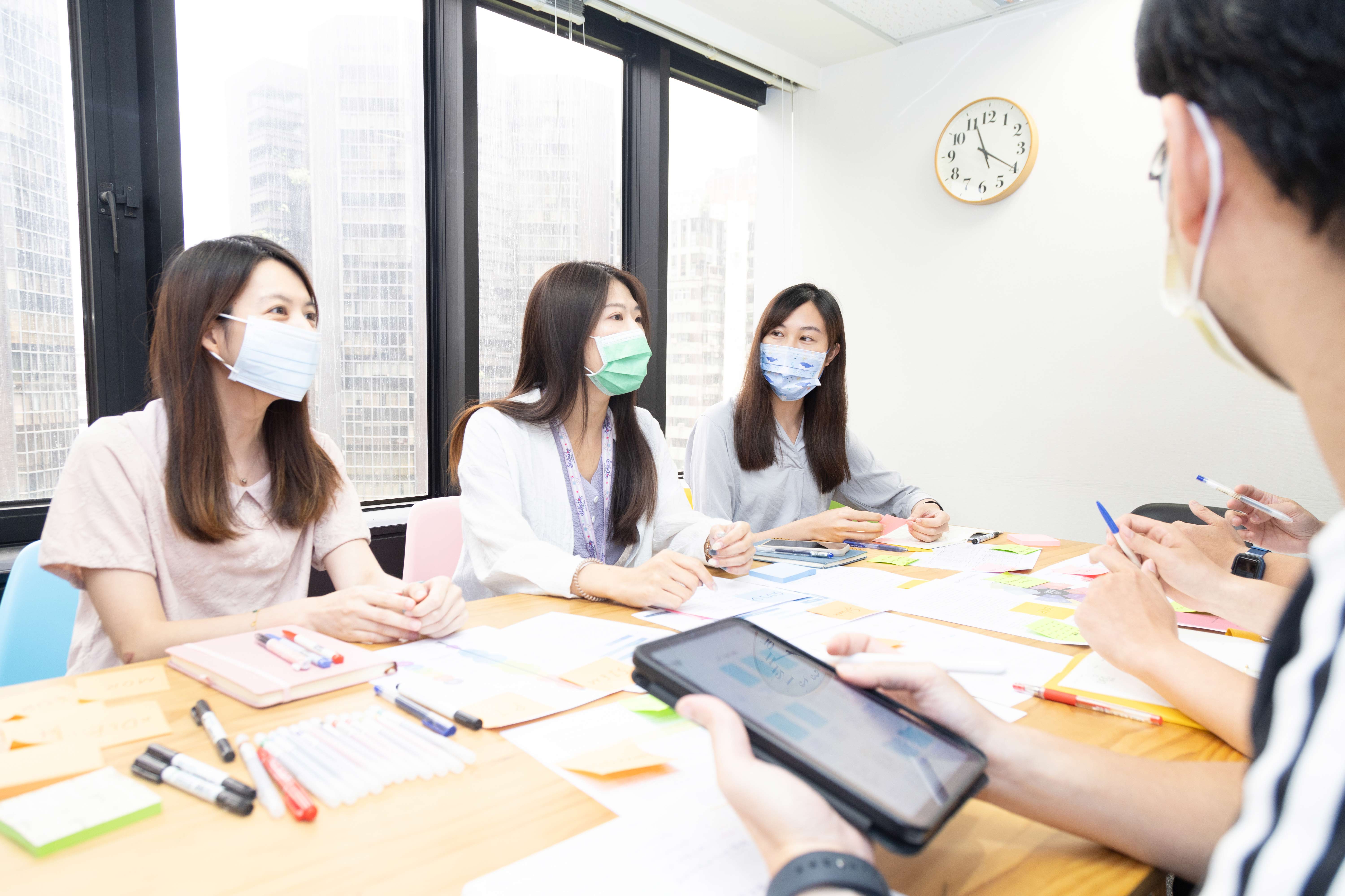 永慶數位與資訊團隊不定期發起「技術交流分享會」分享不同領域的專業知識，培育企業「π型人才」。