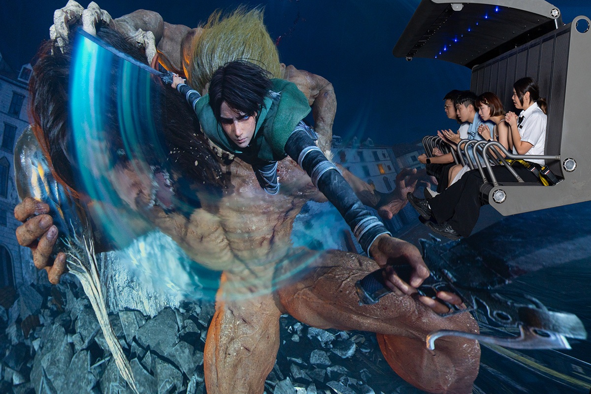 i-Ride飛行劇院以20米的巨大球銀幕，讓觀眾身歷其境，體驗《進擊的巨人：開戰宣言》的刺激劇情。（i-Ride飛行劇院提供）