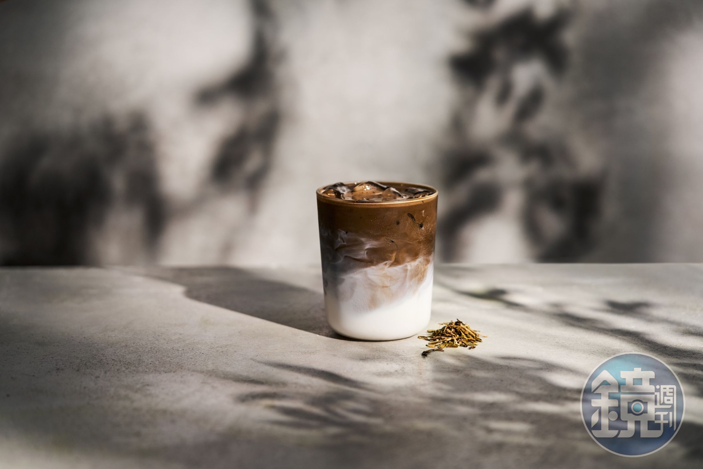 「焙茶拿鐵」將茶葉藉由微粉碎研磨技術淬鍊出豐富香氣，搭配香濃鮮乳，低咖啡因且富含有助放鬆的GABA。（125元／杯）（wataru提供）