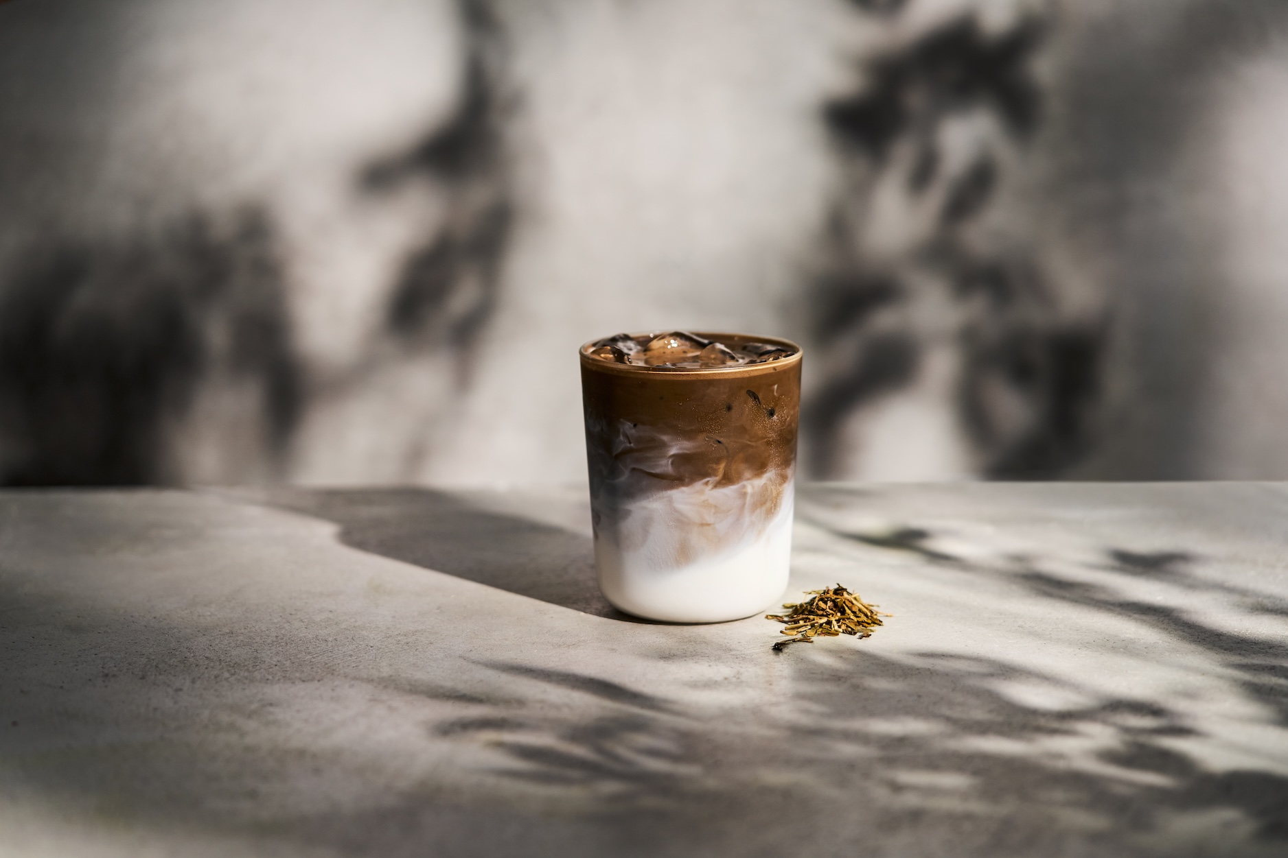 「焙茶拿鐵」將茶葉藉由微粉碎研磨技術淬鍊出豐富香氣，搭配香濃鮮乳，低咖啡因且富含有助放鬆的GABA。（125元／杯）（wataru提供）