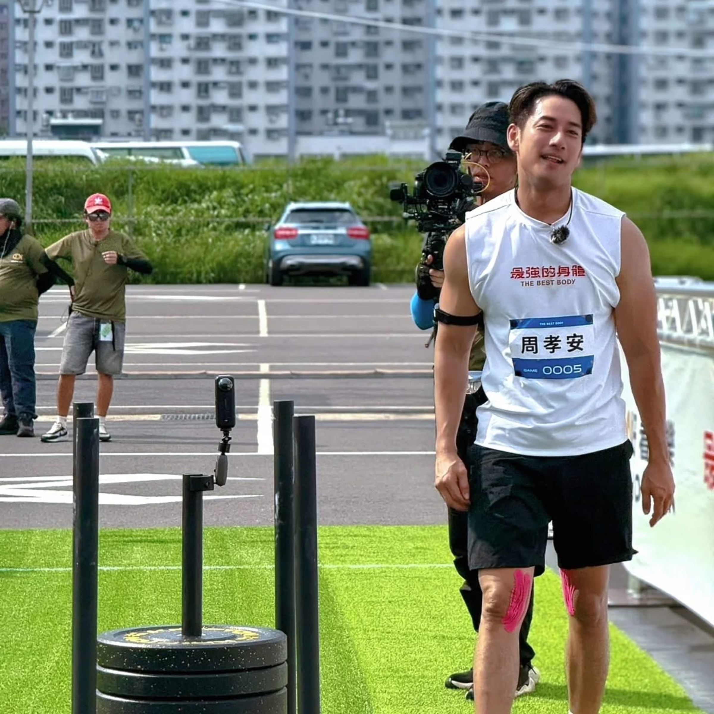 周孝安正在拍攝台視競賽節目。（翻攝自臉書《最強的身體》）