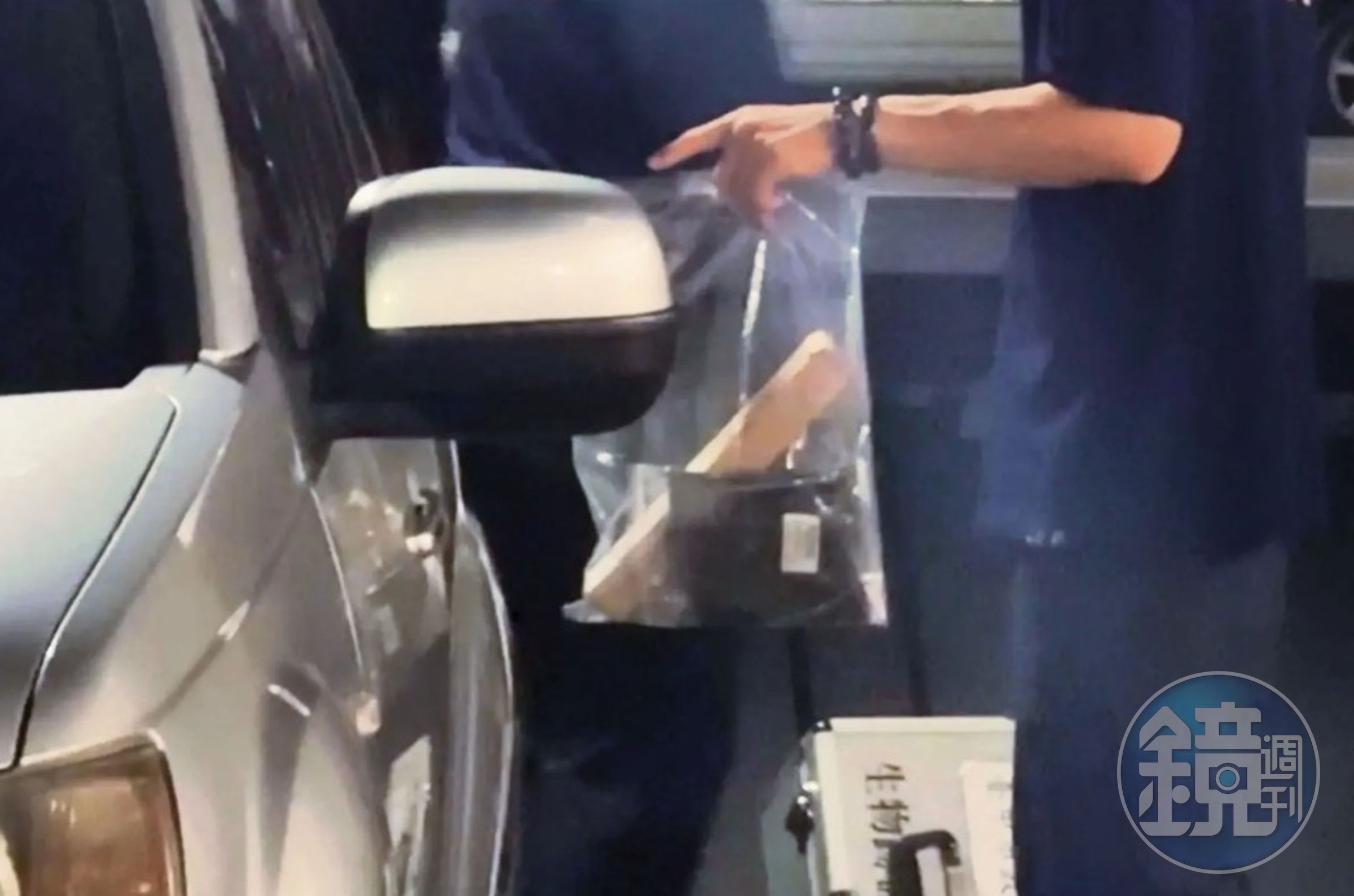 警方在現場起獲一把兇刀。(本刊資料室)