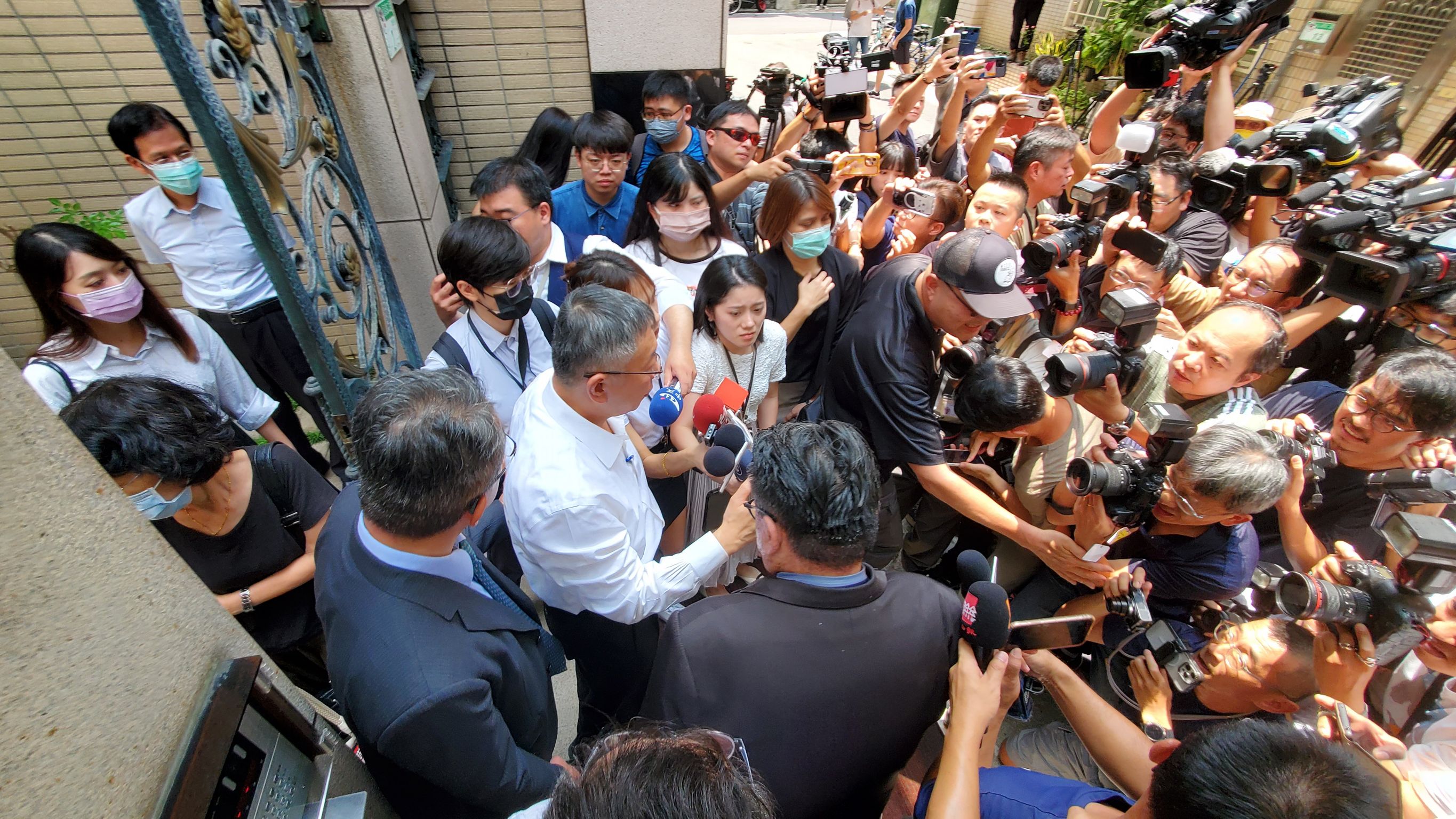 民眾黨主席柯文哲住處今日上午被廉檢搜索。