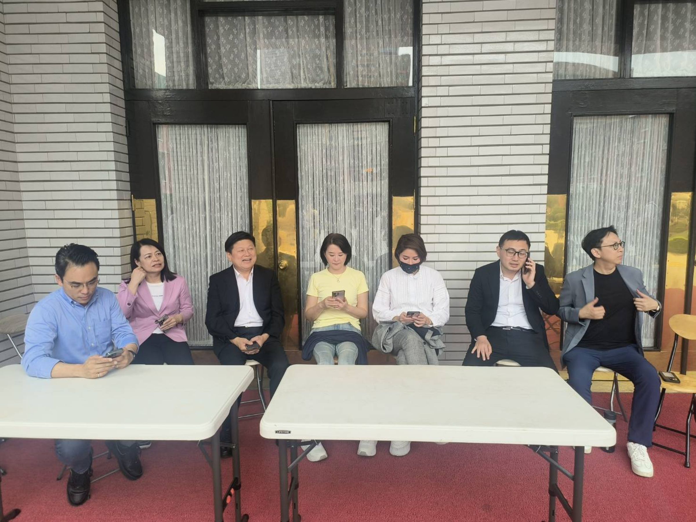 行政院就國會改革法案提覆議,明立院將進行表決,藍委們輪班留守議場。(國民黨提供)