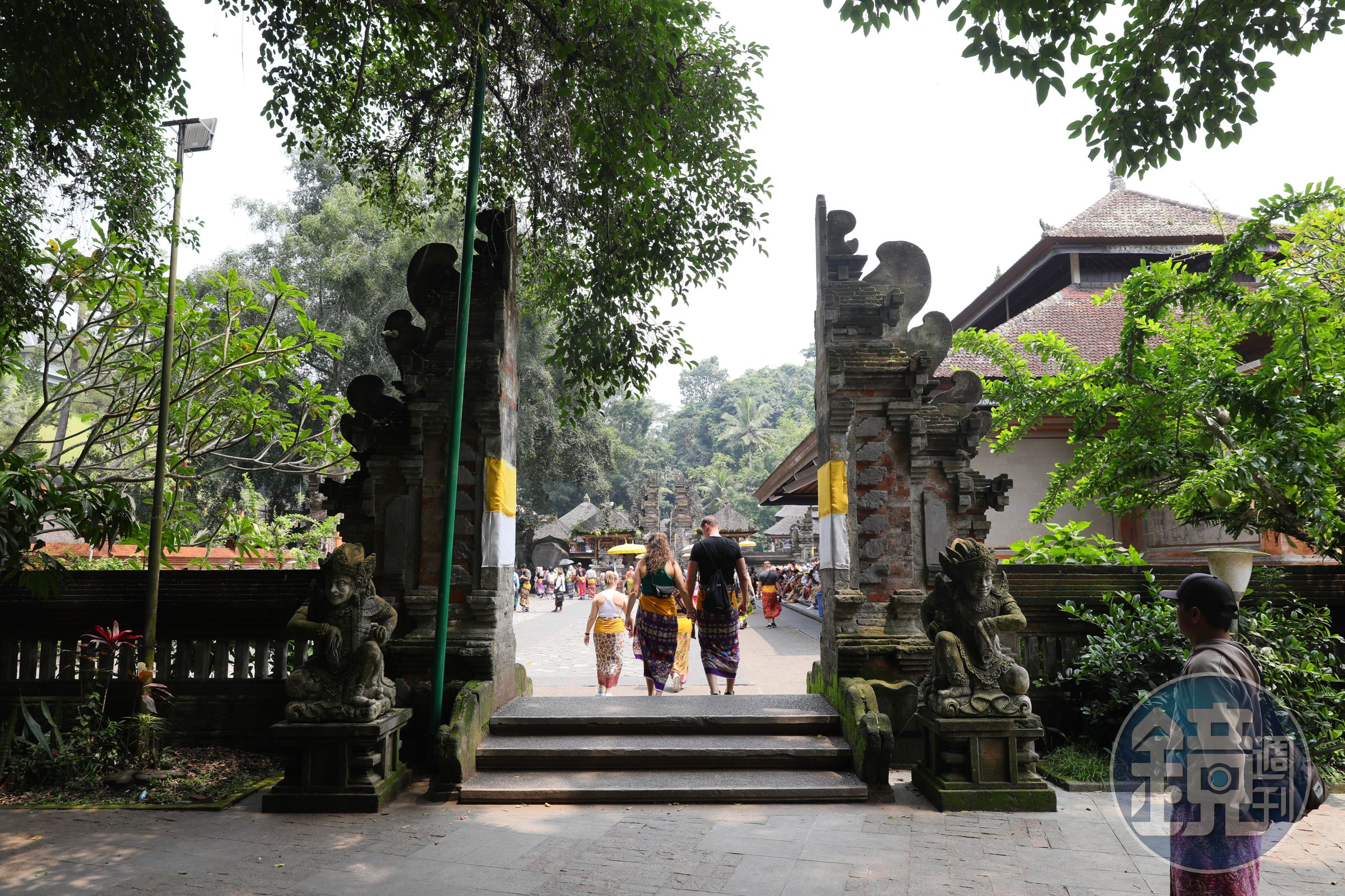 進入峇里島寺廟前必須尊重當地習俗，妥善穿好沙龍。