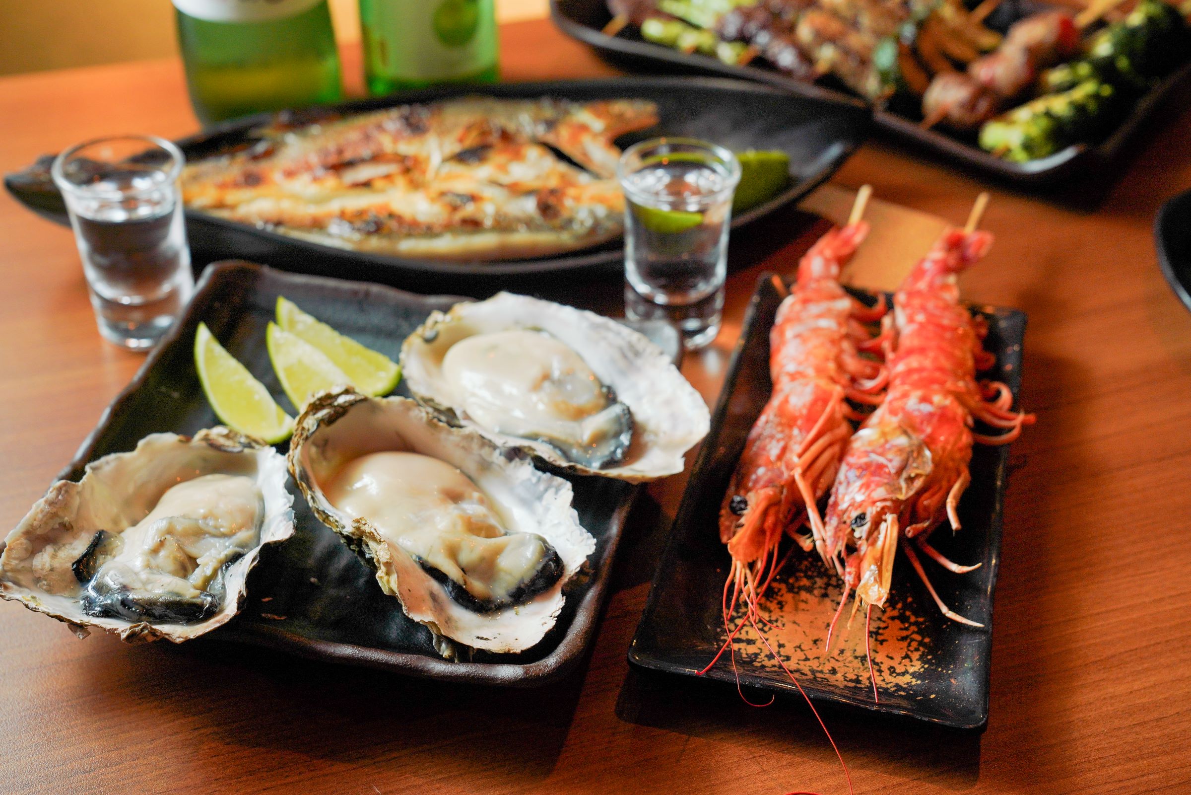 海鮮菜色除一夜干、烤魚外，還講究生食級食材，日本生蠔、天使紅蝦更是老饕客最愛點的料理。