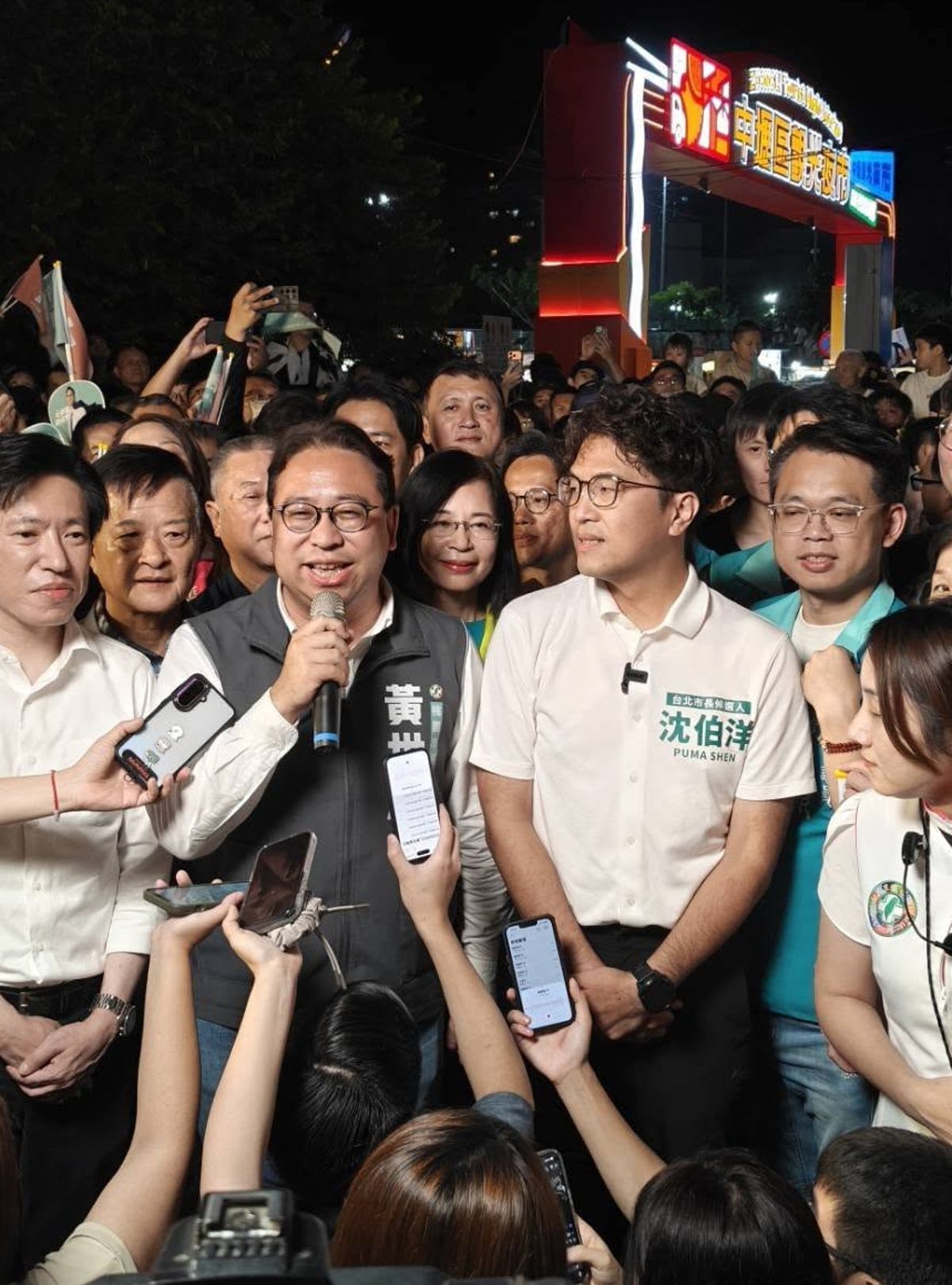 民進黨台北市長候選人沈伯洋，昨（20日）晚間前進桃園中壢夜市，與民進黨桃園市長候選人黃世杰及市議員候選人李柏瑟（中）合體。