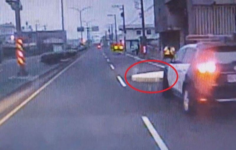 2023年間彰化一名男子颱風天騎車出門，撞上被強風吹到路中間的床墊傷重不治。（翻攝畫面）