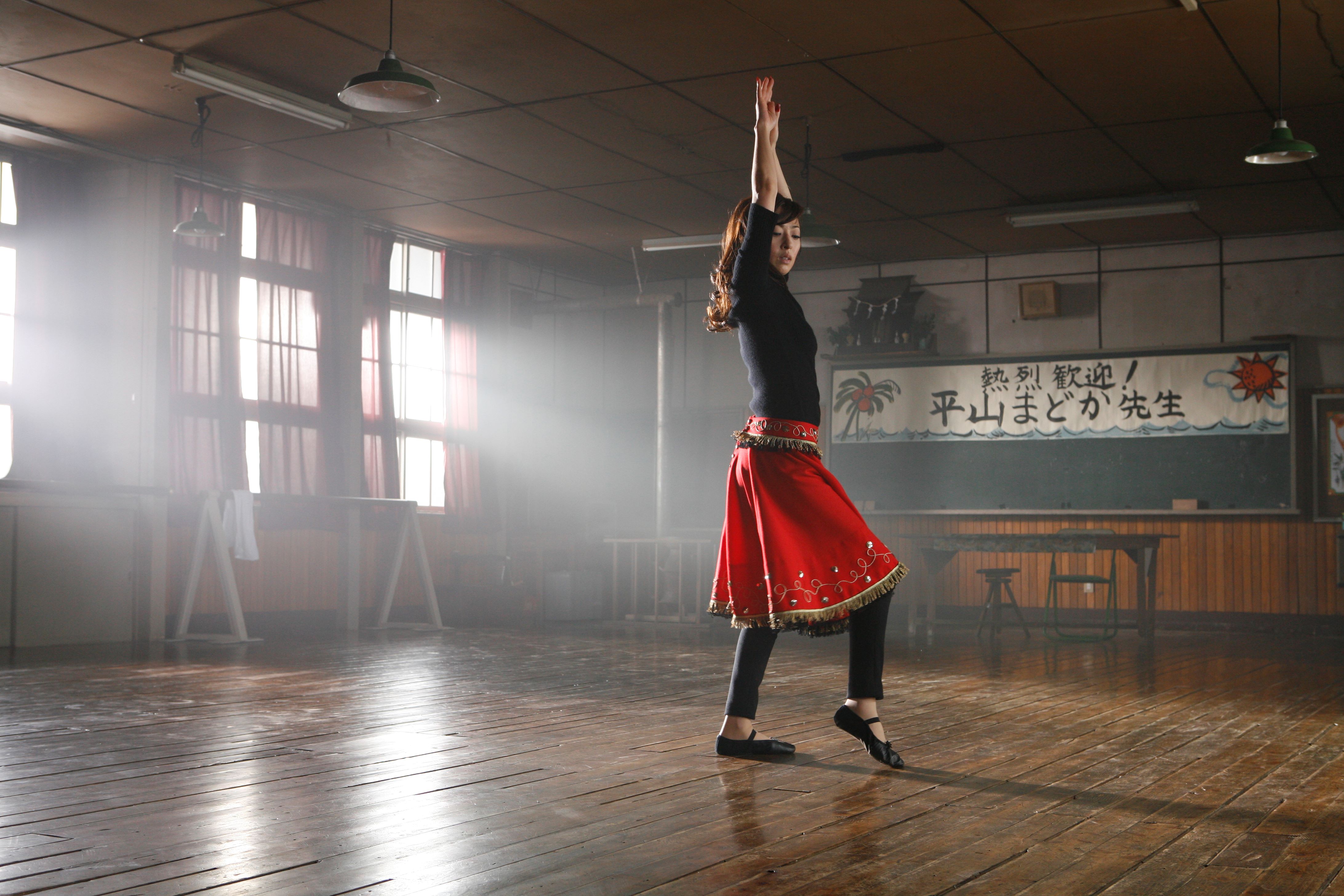 女星松雪泰子為《扶桑花女孩》接受草裙舞及大溪地舞特訓 。（華映娛樂提供）  