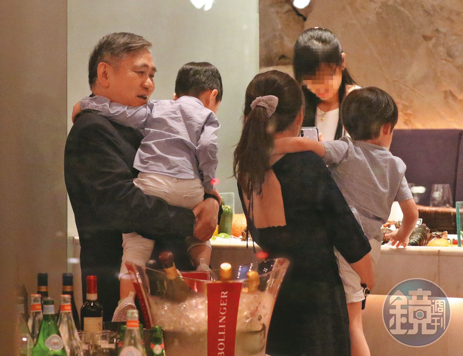 王文洋（左一）喜歡小孩，對於女兒王思涵、前媳婦麻衣（中）的孩子都相當疼愛