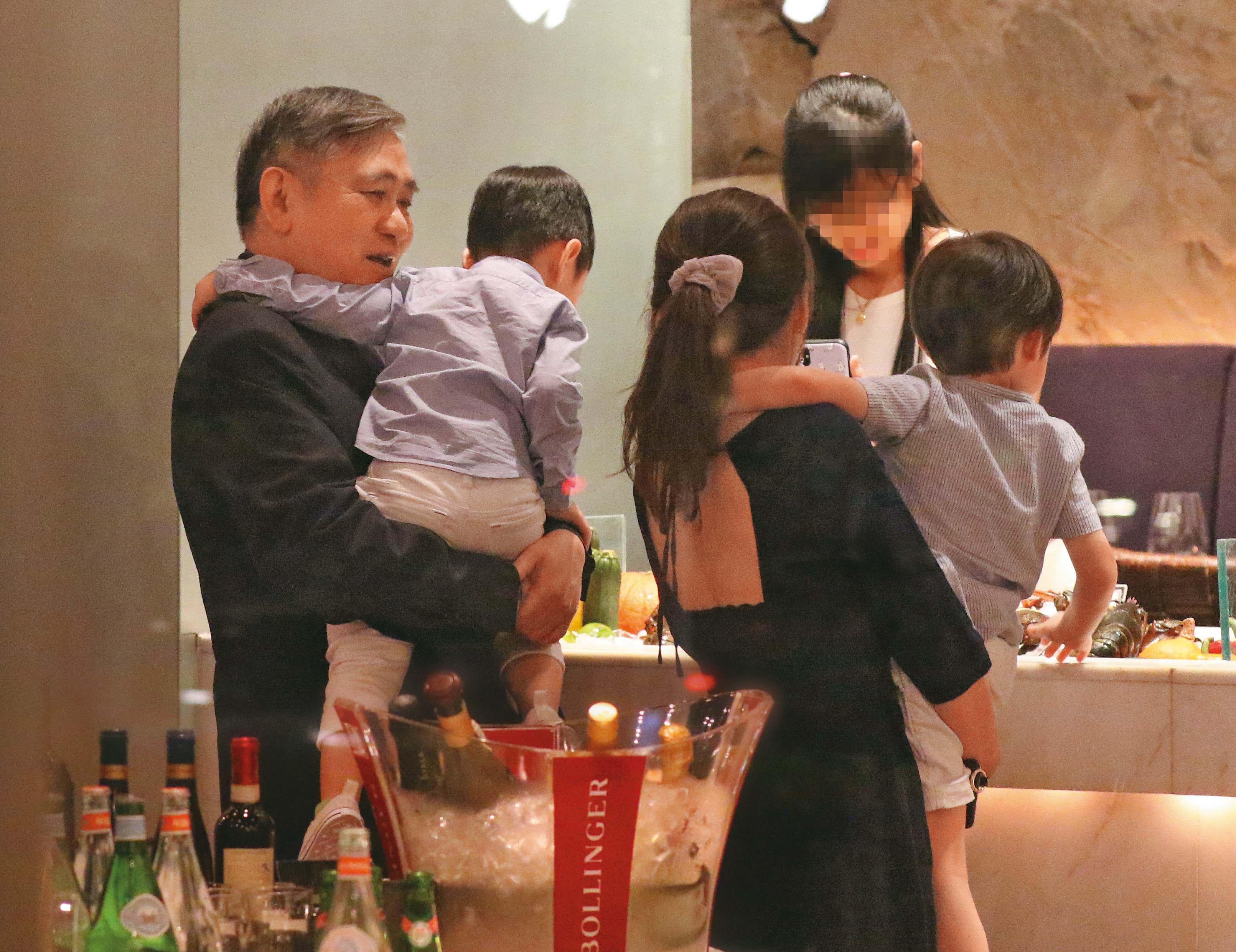 王文洋（左一）喜歡小孩，對於女兒王思涵、前媳婦麻衣（中）的孩子都相當疼愛。