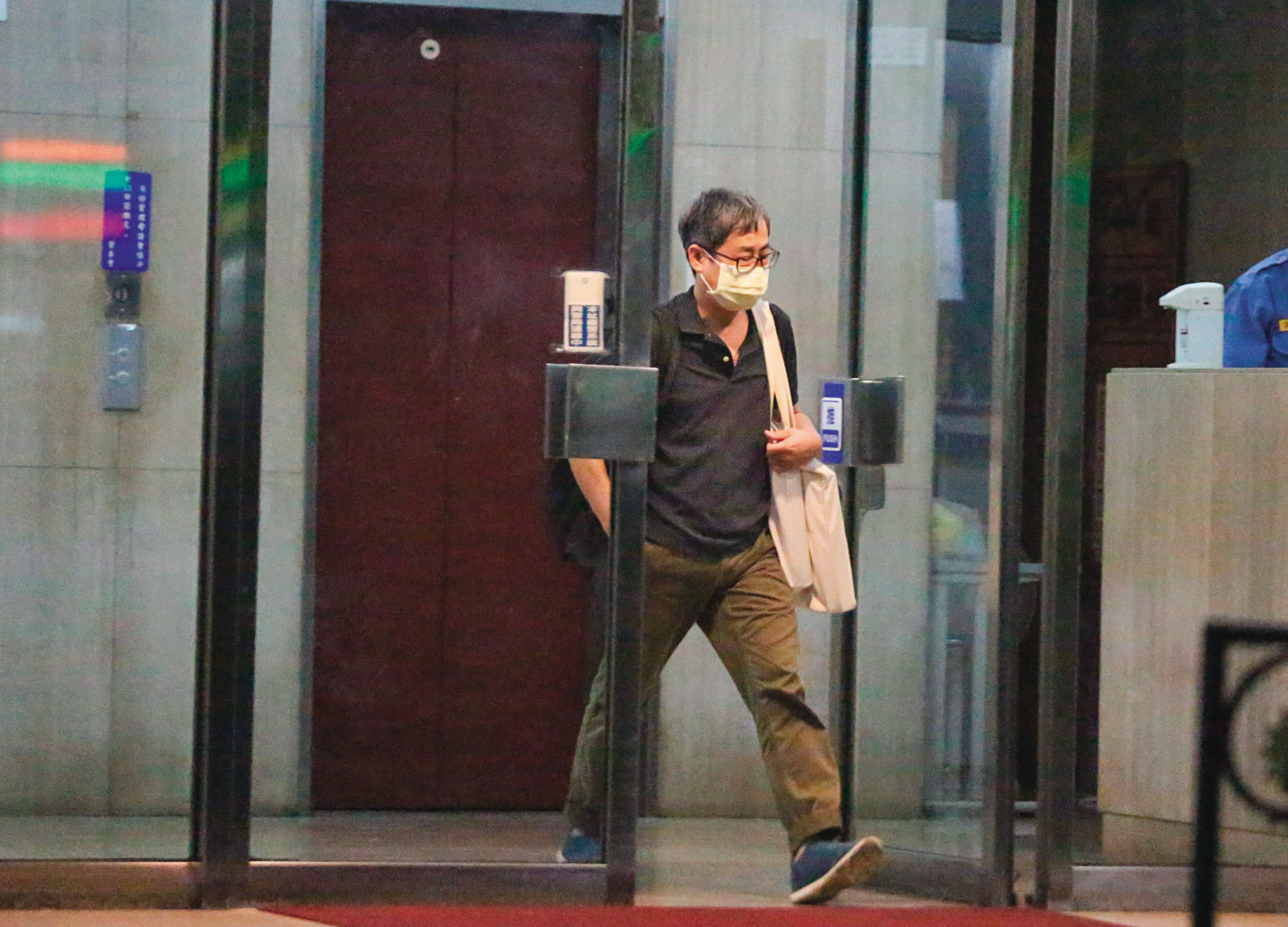 張晉源（圖）在柯文哲離去後，獨自下樓離開李光昕住處。