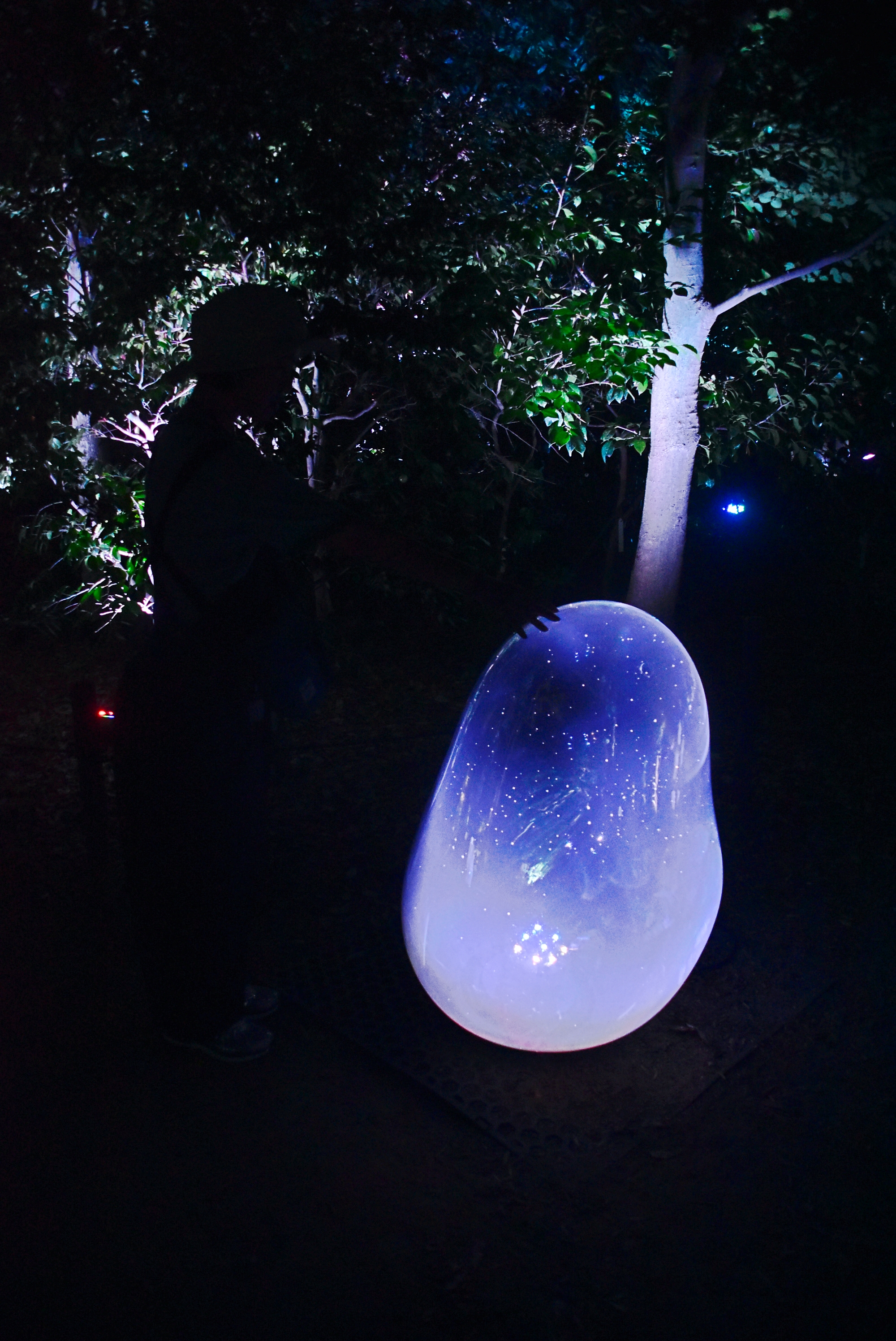 「Resonating Microcosms in the Common Camellia Garden - Solidified Light Color, Dusk to Dawn」 作品可與人互動，將其推倒觀察光影與音調變化。