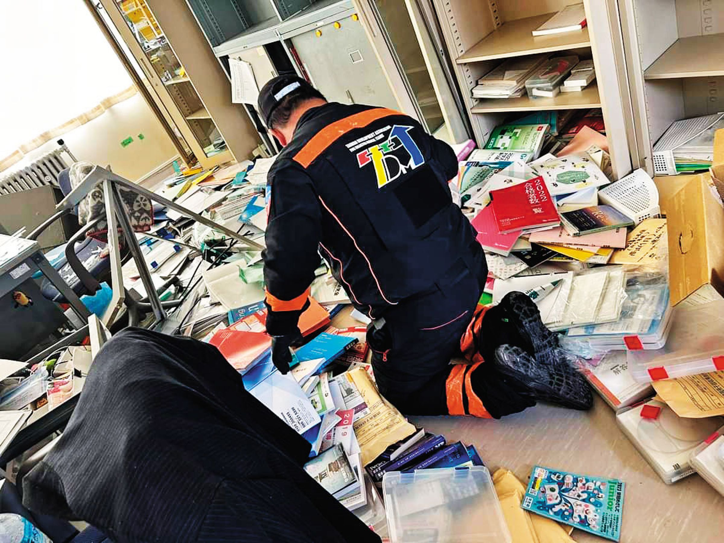 台災協會人員前往避難所,協助災民整理環境。(翻攝台灣災難醫療隊發展協會臉書)