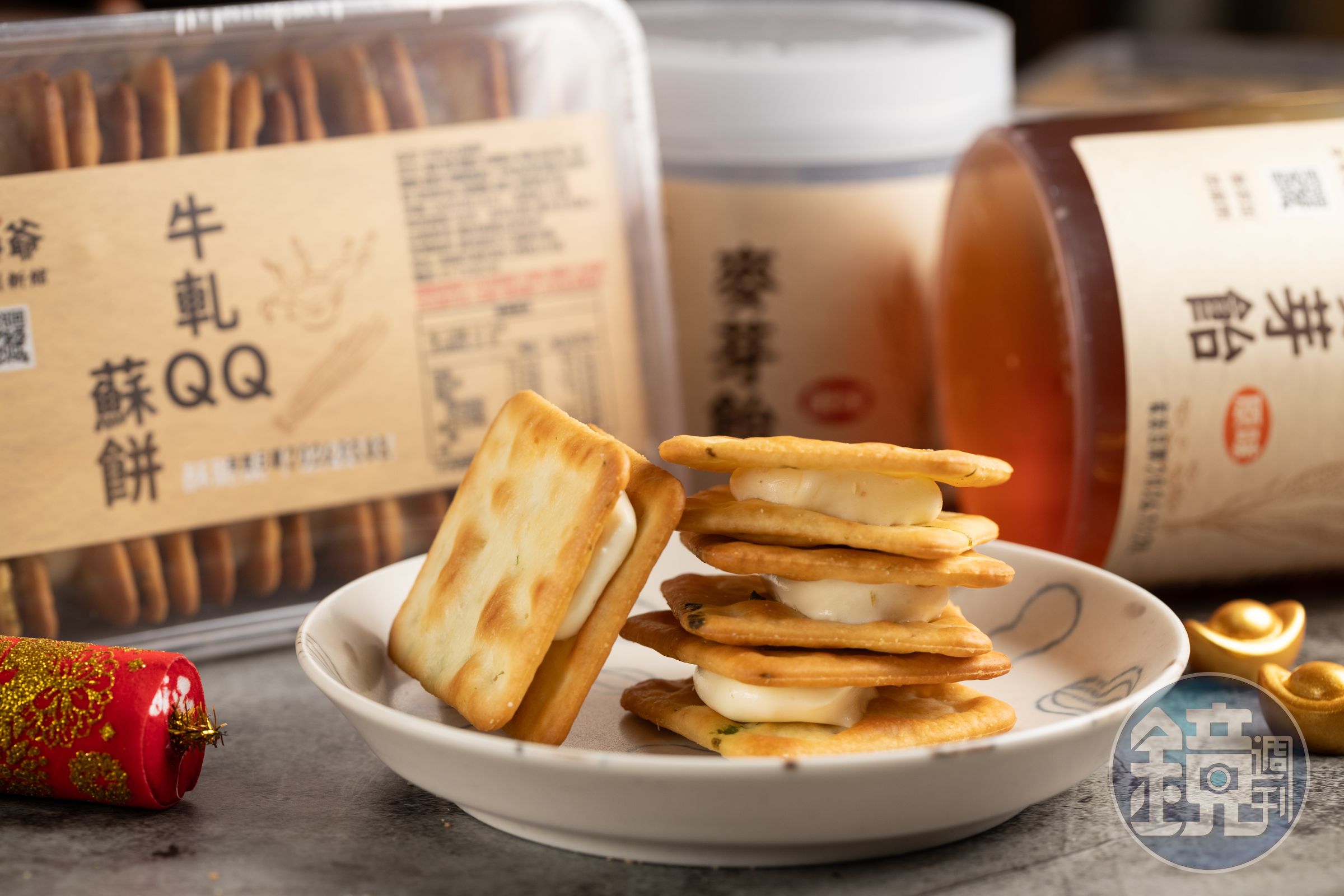 「牛軋QQ蘇餅」以蔥味蘇打餅乾包裹牛軋糖，鹹甜涮嘴，完全不黏牙。（220元／份）