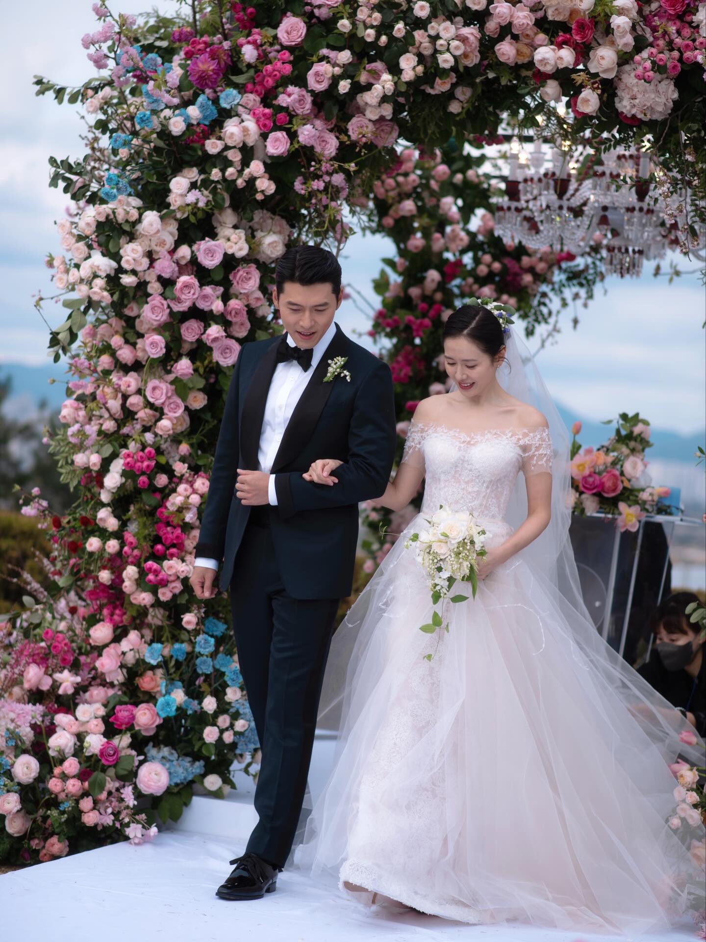 孫藝珍與玄彬於2022年結婚，滿綴花朵的場地超浪漫。（翻攝孫藝珍IG）