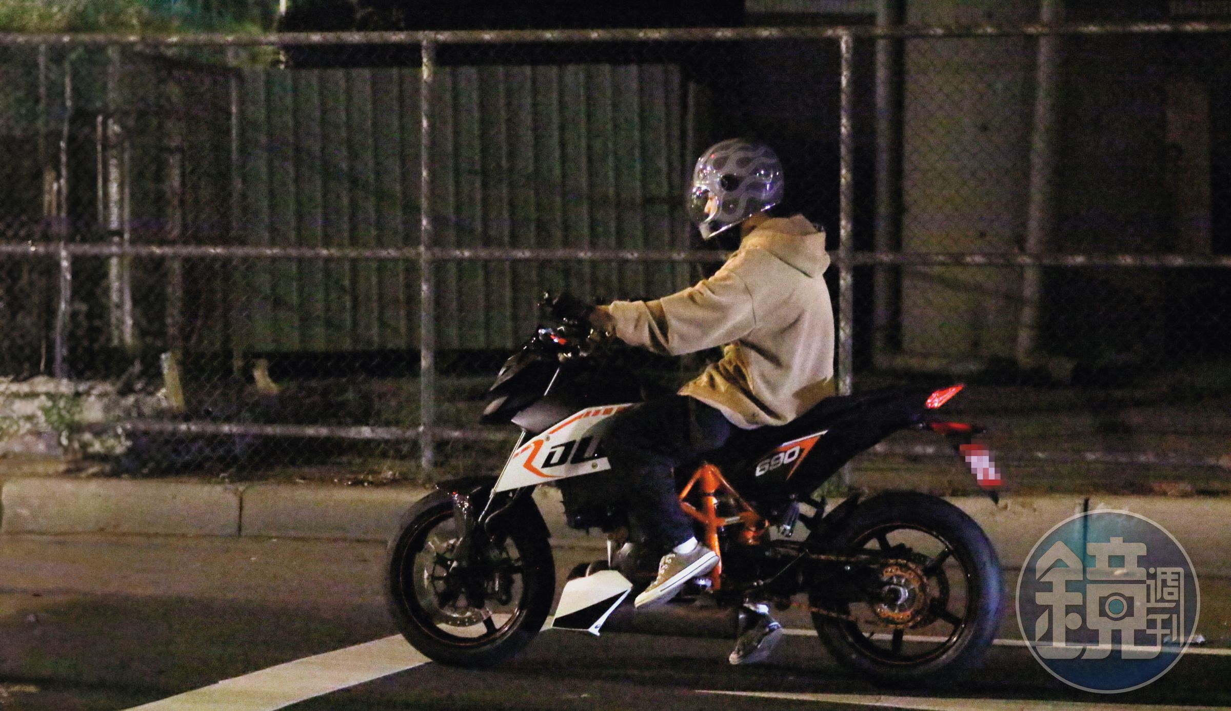 00：42，林佑威獨自和他的重機愛車，一路馳騁回到大直住處。