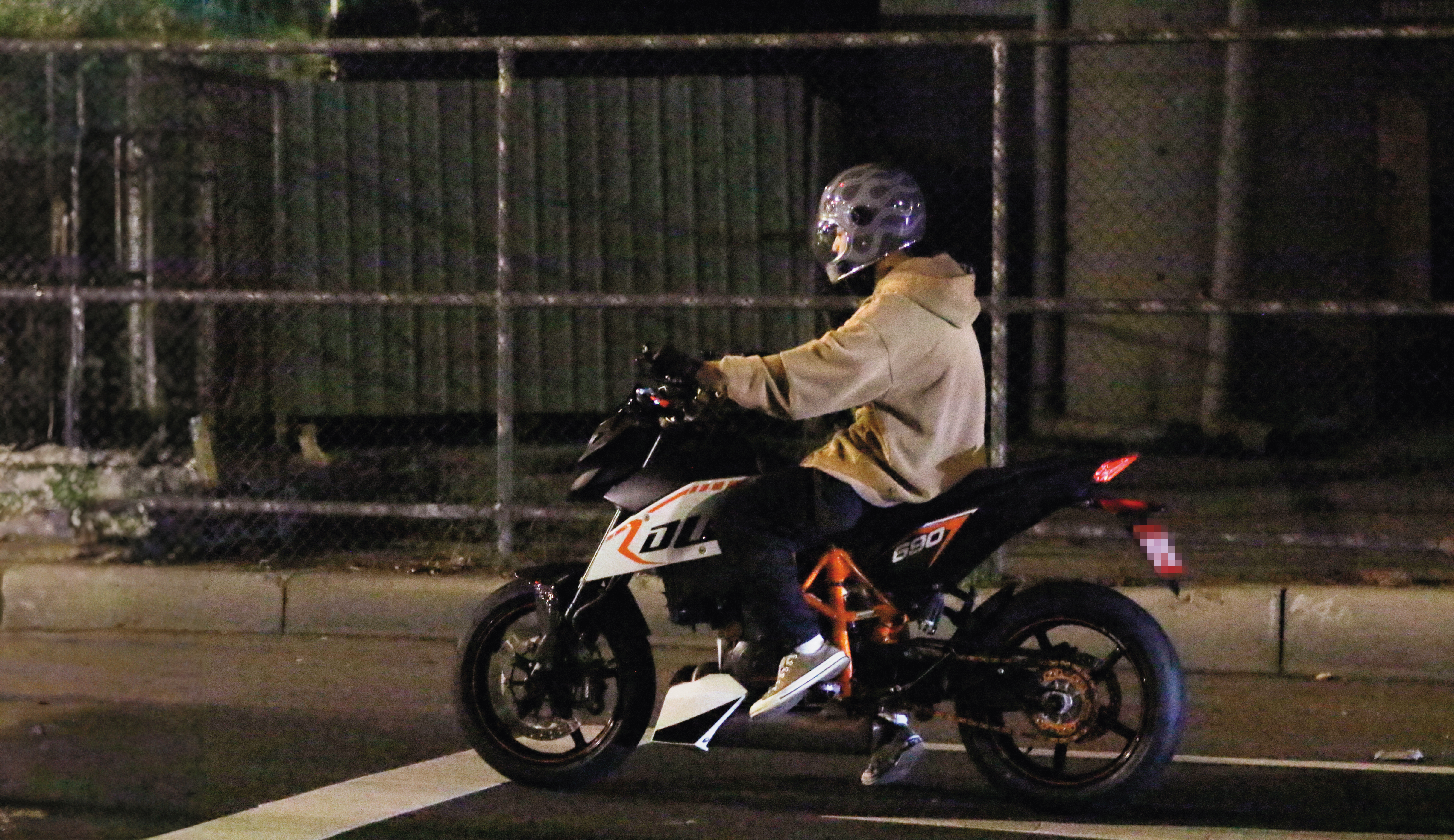00:42,林佑威獨自和他的重機愛車,一路馳騁回到大直住處。