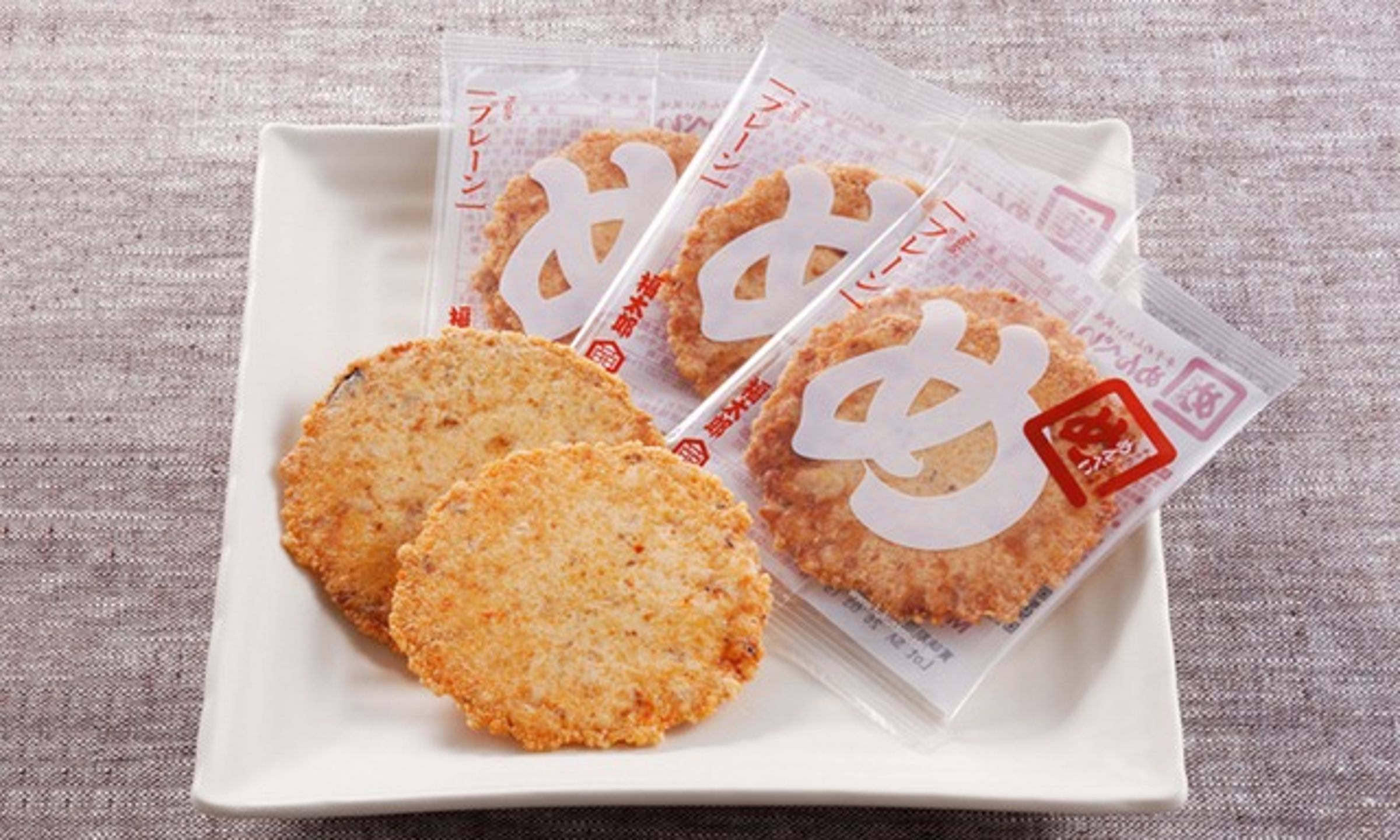 日本福岡超人氣伴手禮「MENBEI」(めんべい)的仙貝,近來爆出食安疑慮。(翻攝自「MENBEI」(めんべい)X)