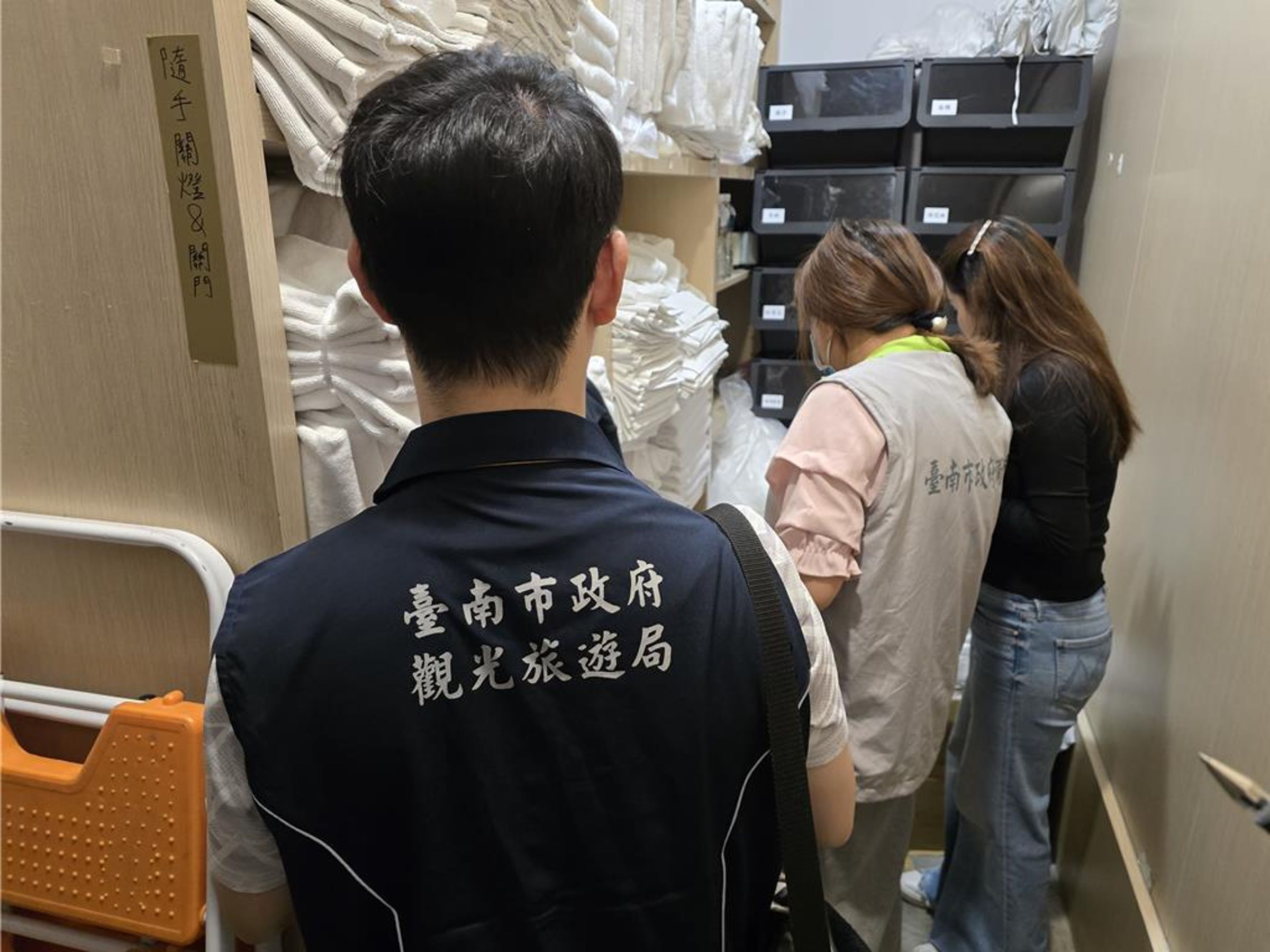 針對有網友指控台南一間旅館，投宿發現房間的4條浴巾有汚漬且潮濕，且大廳還有死蟑螂，觀旅局前往稽查。（台南市觀旅局提供）